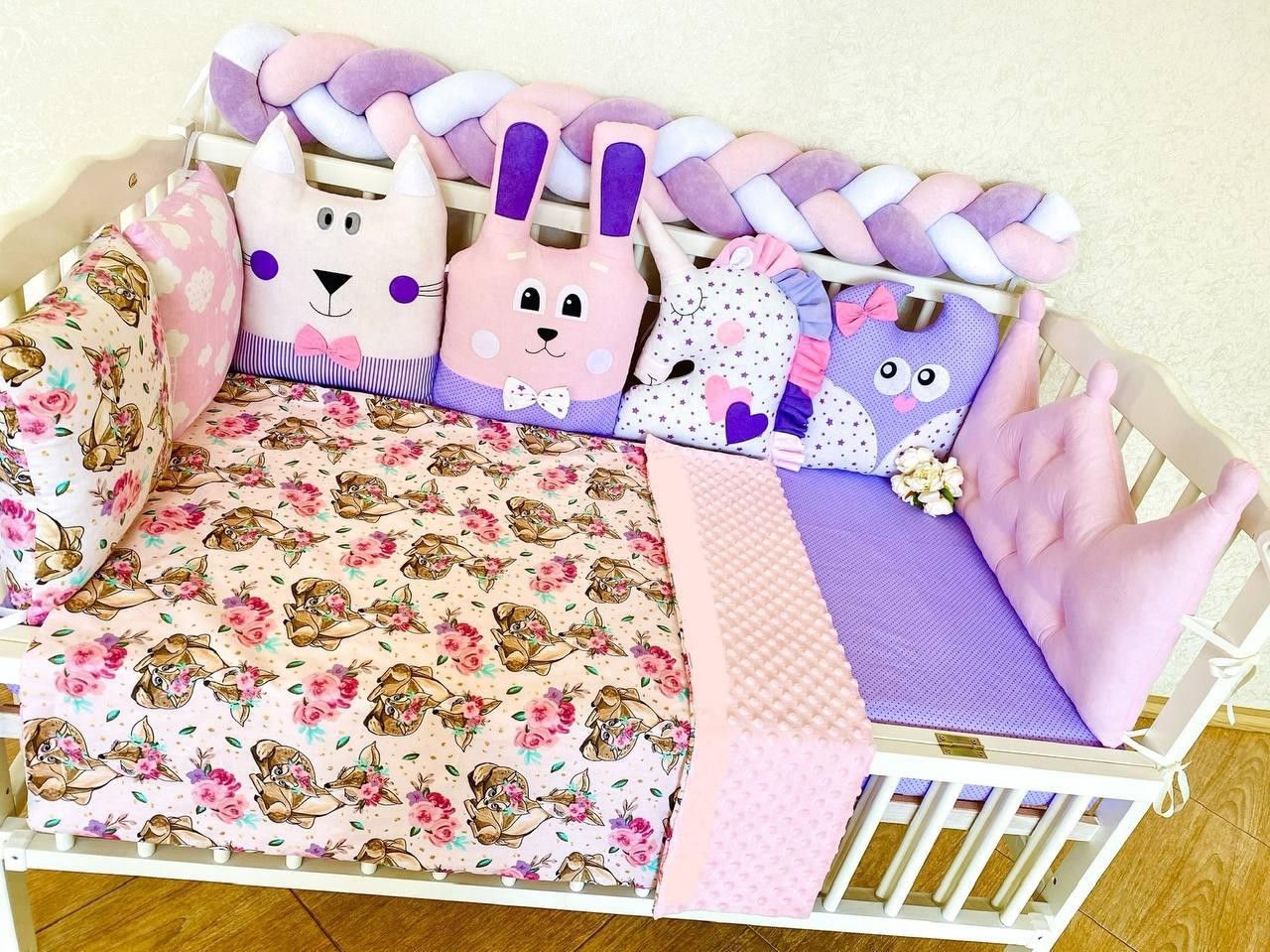 

Комплект бортиков в кроватку 30х30 см 7 шт косичка 120 см простынь на резинке 60х120 см демисезонный плед 80х100 см Фиолет 11782