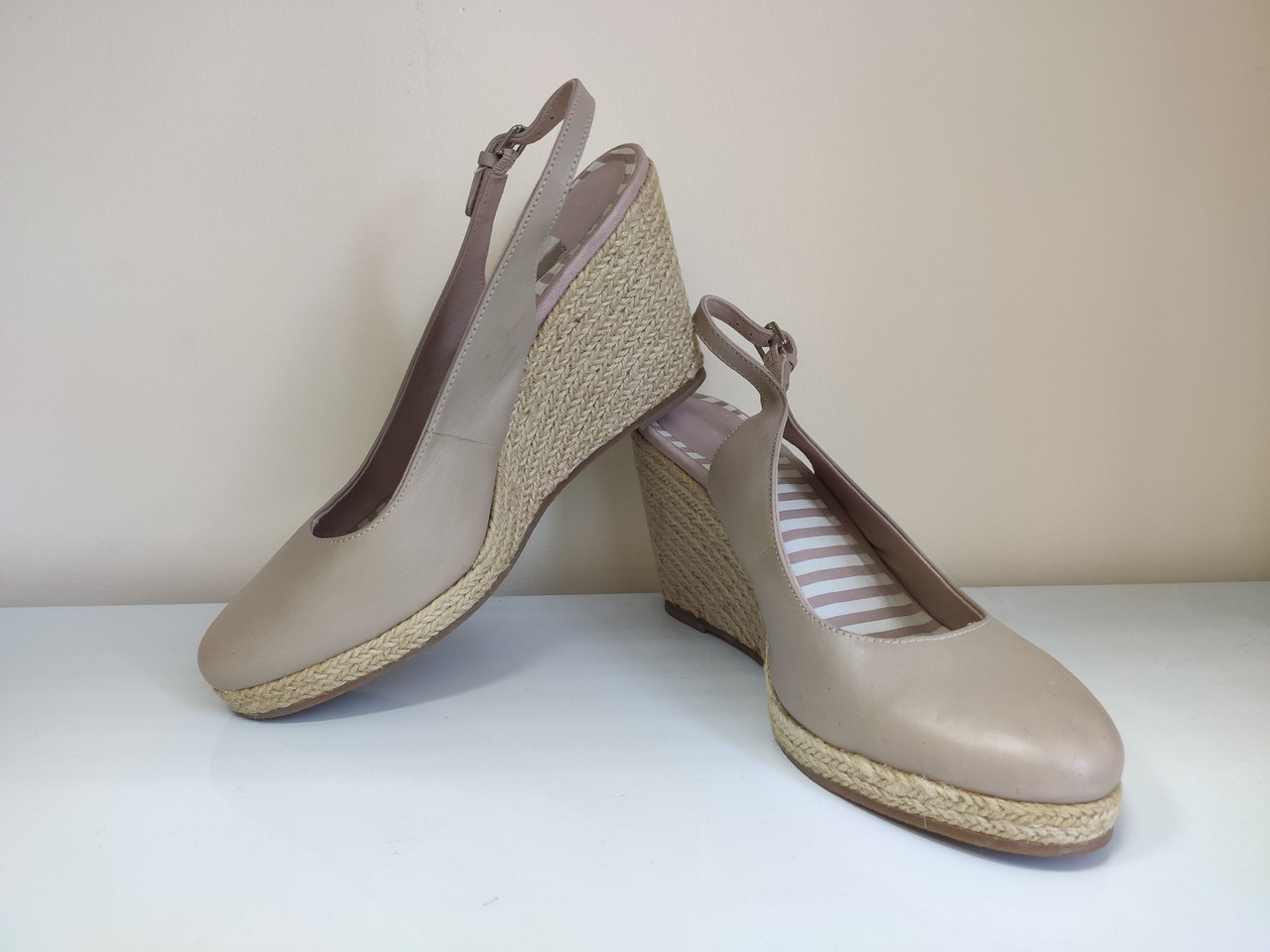 

Босоножки женские кожаные бежевые Clarks (размер 40, UK8)
