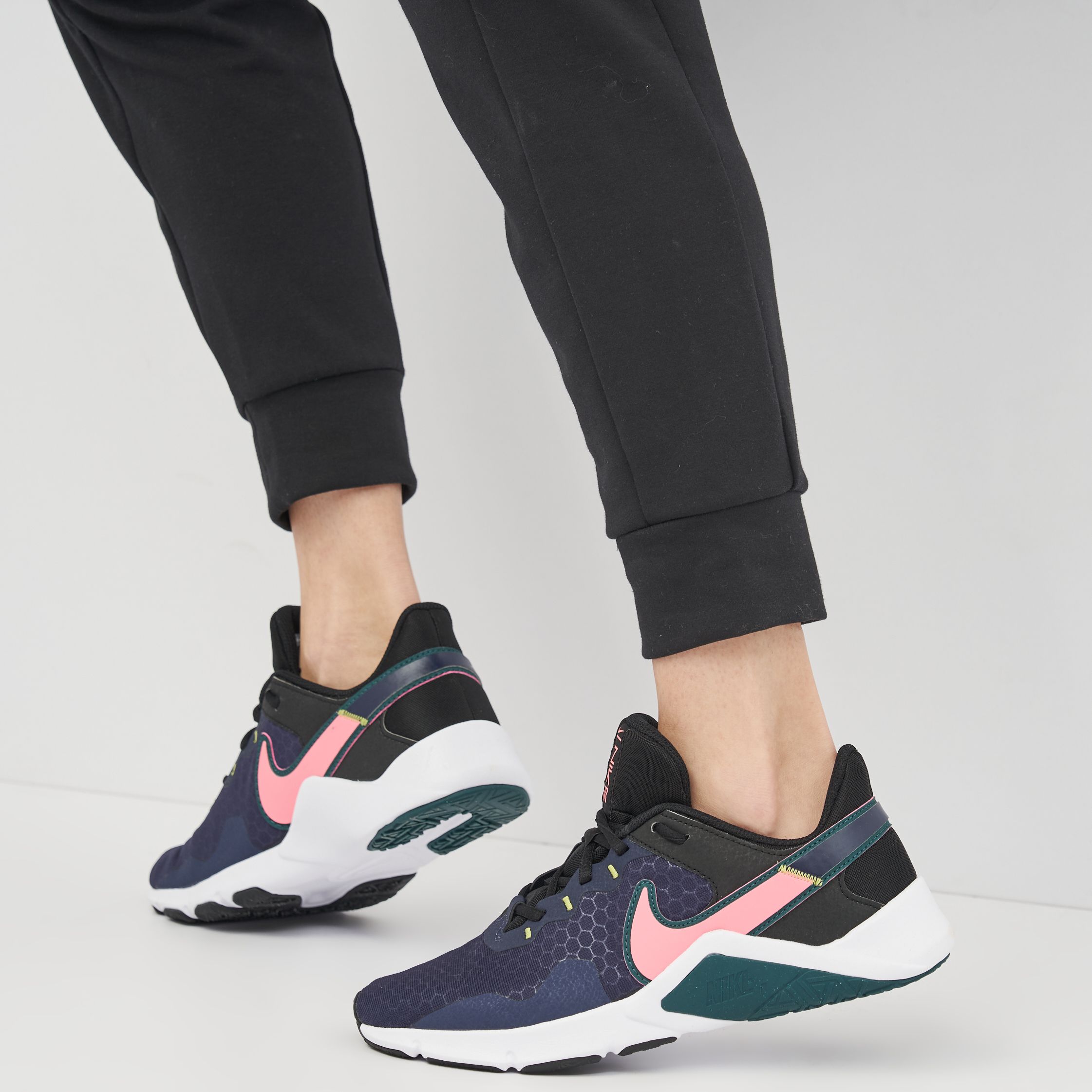 ROZETKA ᐈ Кроссовки Nike W Legend Essential 2 CQ9545-401 37.5 (6.5) 23.5 см  (194501051569) купить в Кишинёве, цена в Молдове. Кроссовки Nike W Legend  Essential 2 CQ9545-401 37.5 (6.5) 23.5 см (194501051569): обзор, описание,  продажа.
