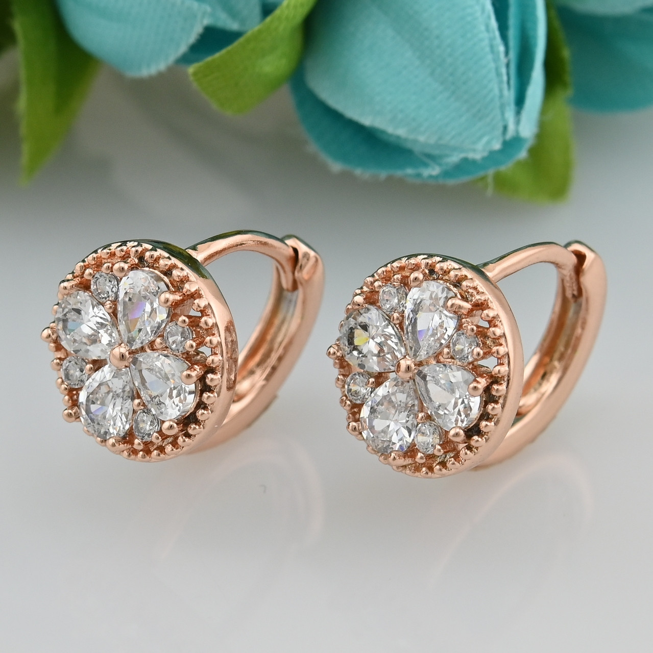 

Серьги Xuping 30495 размер 12х10 мм белые фианиты вес 3.9 г позолота РО