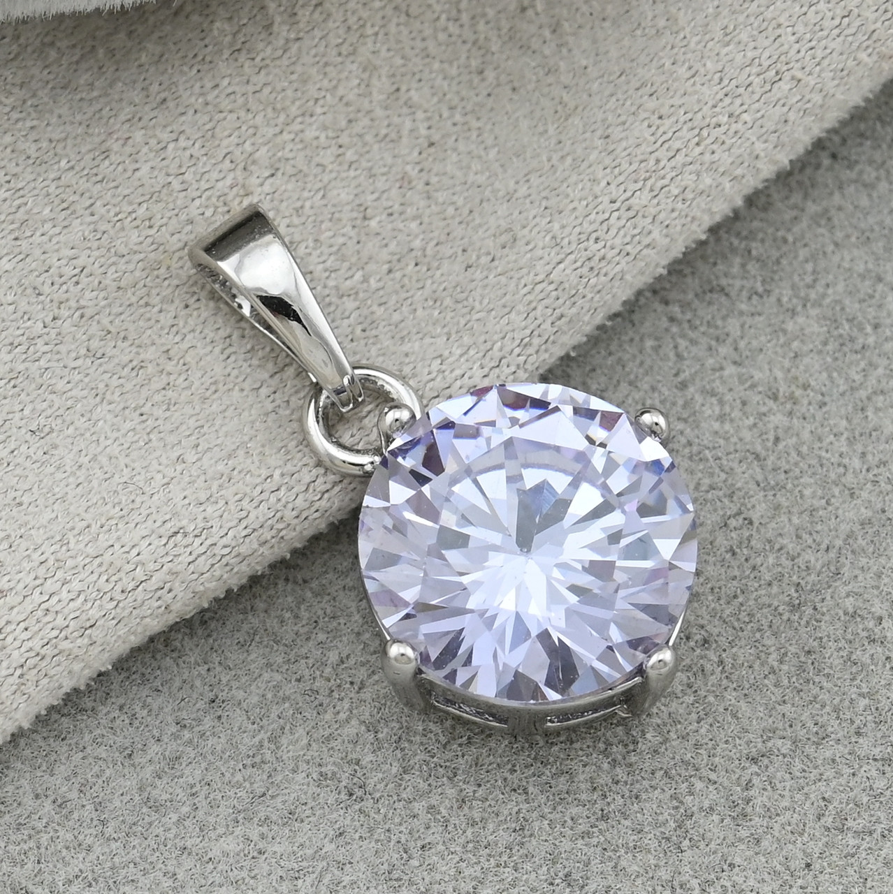 

Кулон Xuping для цепочек до 3 мм 30430 размер 20х12 мм вес 2.1 г сиреневые фианиты позолота Белое Золото