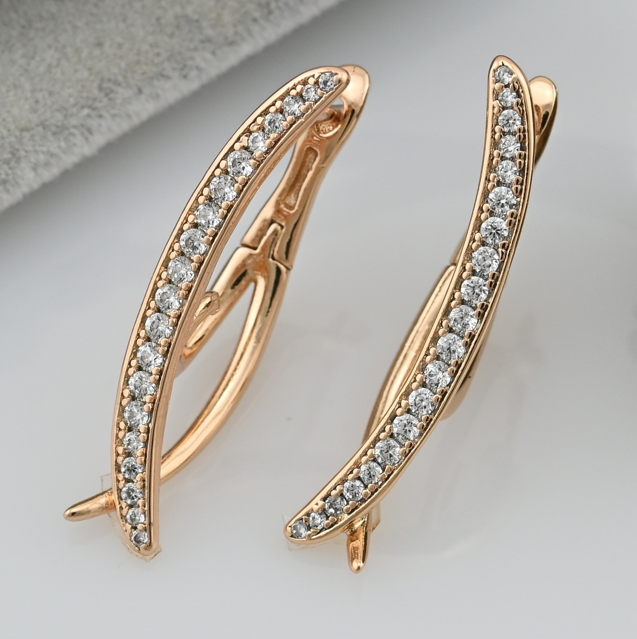

Серьги Xuping 30515 размер 28х4 мм вес 3.4 г белые фианиты позолота 18К