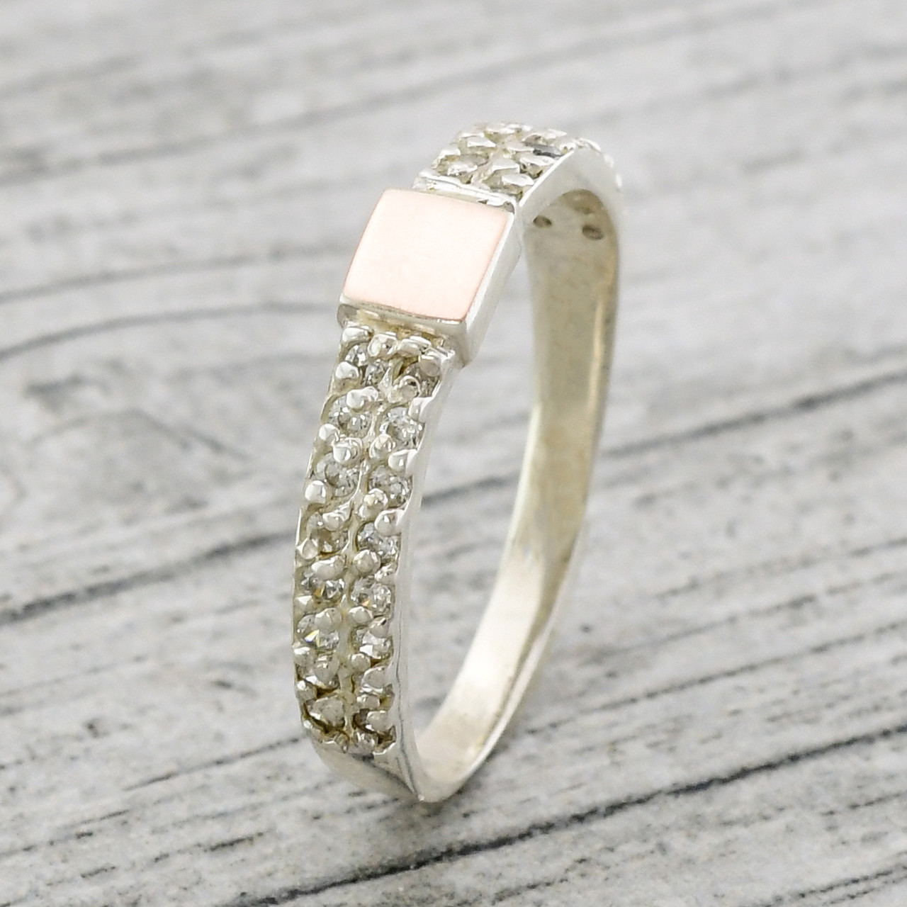 

Серебряное кольцо Лиана, вставка белые фианиты, вес 2.9 г, размер 20