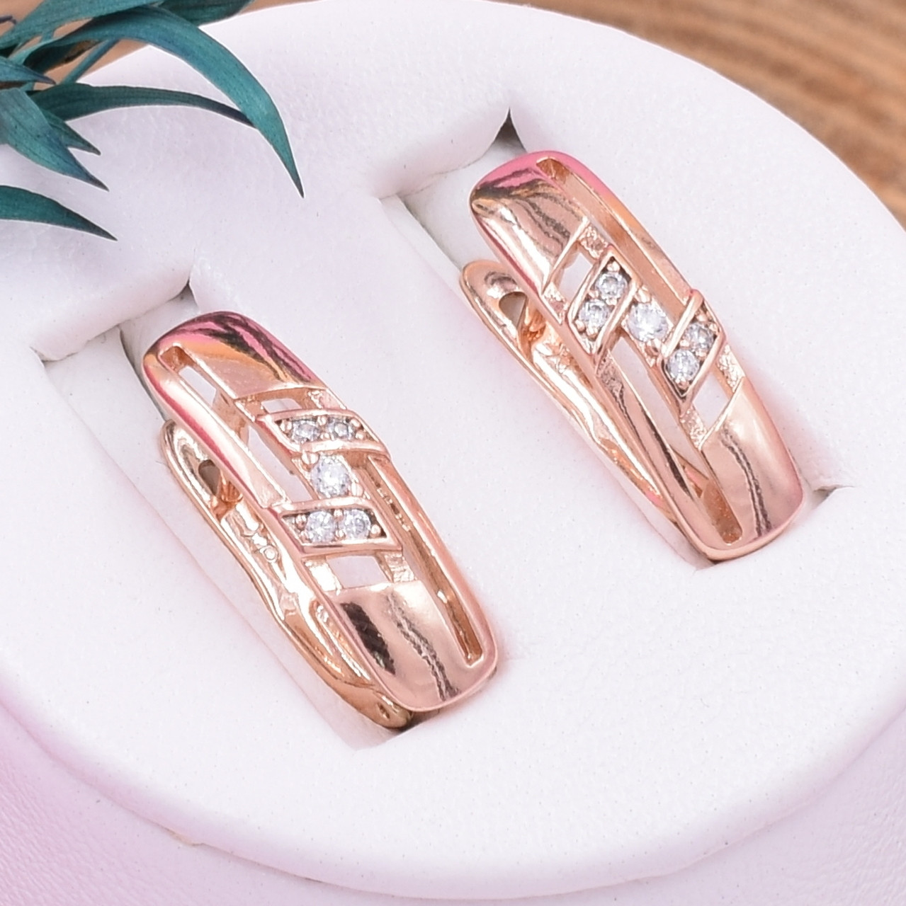 

Серьги Xuping 30457 размер 18х5 мм вес 2.2 г белые фианиты позолота РО