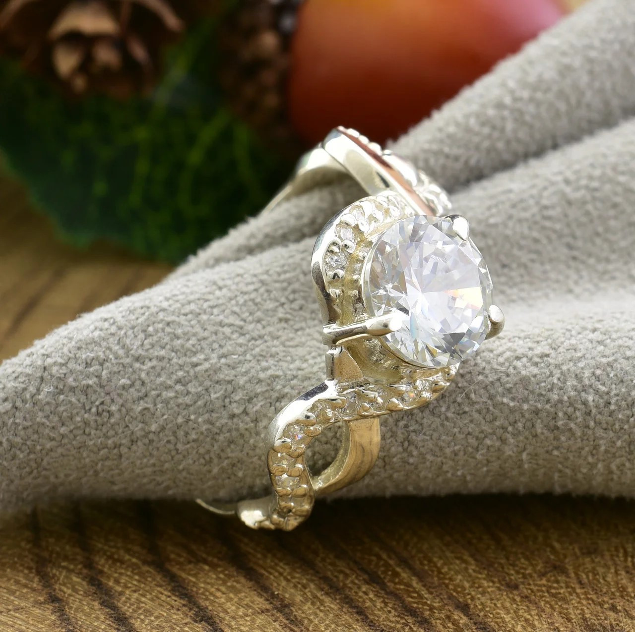 

Серебряное кольцо с золотом Соблазн вставка белые фианиты вес 4.94 г размер 18.5