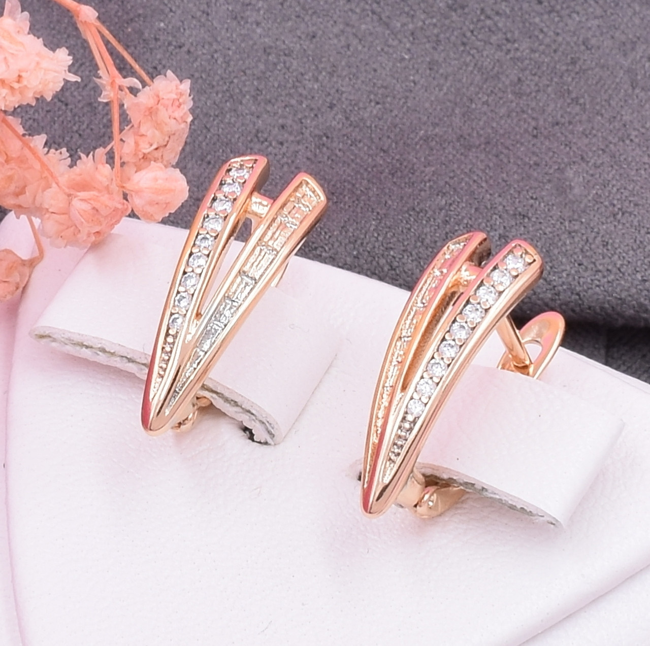 

Серьги Xuping 30450 размер 18х6 мм вес 2.2 г белые фианиты позолота 18К