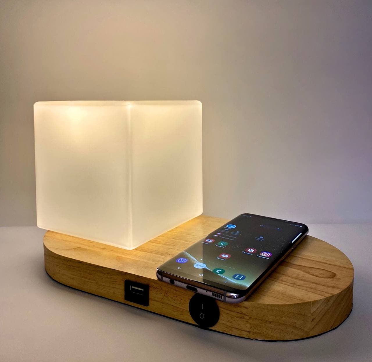

Настольный Ночник с беспроводной зарядкой + USB (23) 3DTOYSLAMP