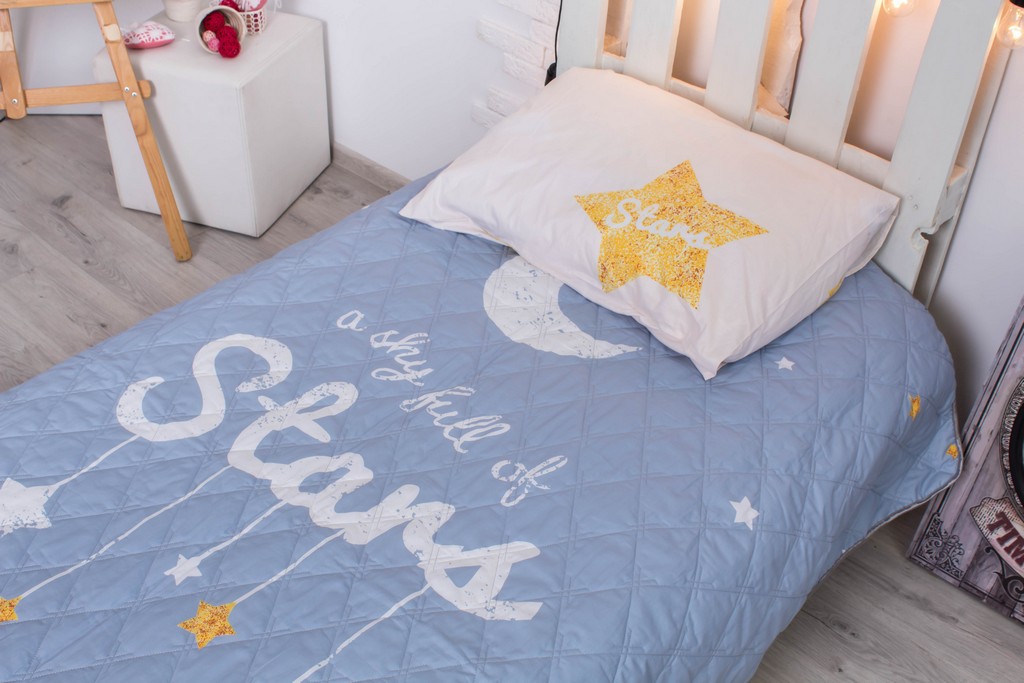 

Детское покрывало CottonTwill Золотые звёзды 145x205 см + наволочка 50x70 см ( FB8746CT)