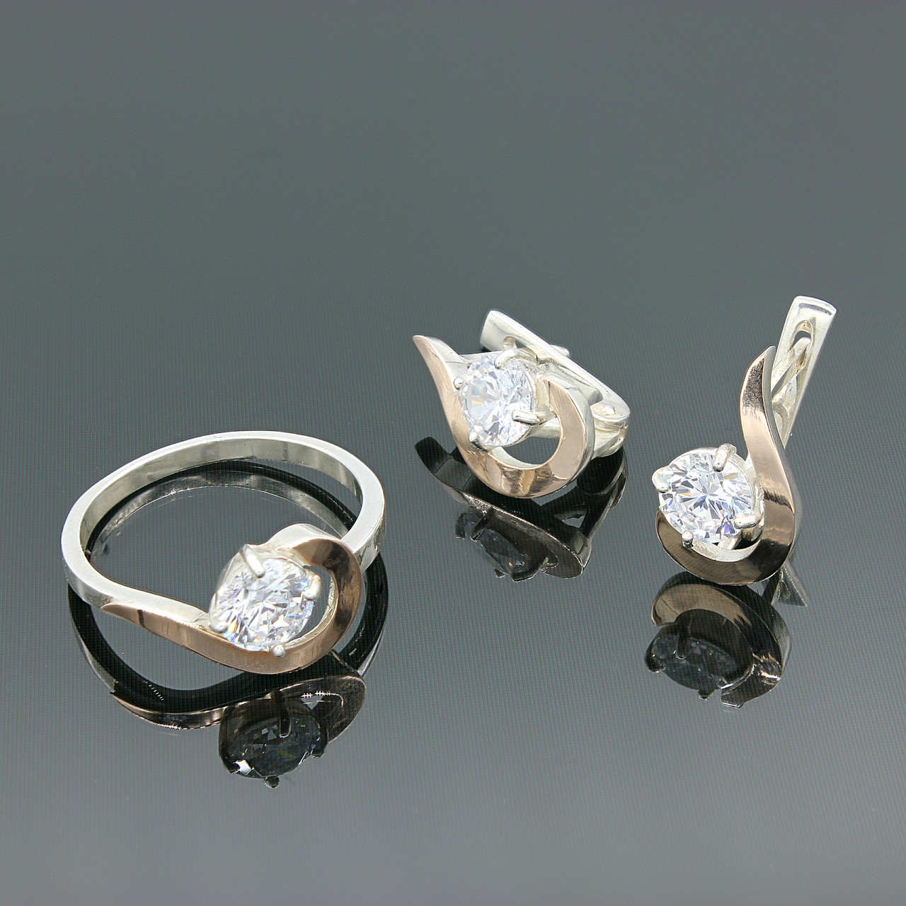 

Серебряный комплект кольцо и серьги Загадка 18 р