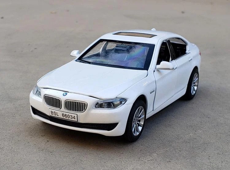 

Коллекционная машинка АвтоСвіт BMW 535 металлическая в масштабе 1:32 белая
