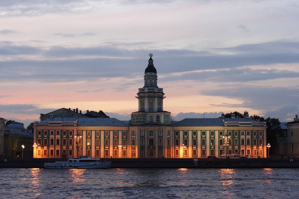 Saint petersburg was founded in 1703. Кунсткамера Санкт-Петербург. Петербургская Академия наук. Кунсткамера внутри здания.