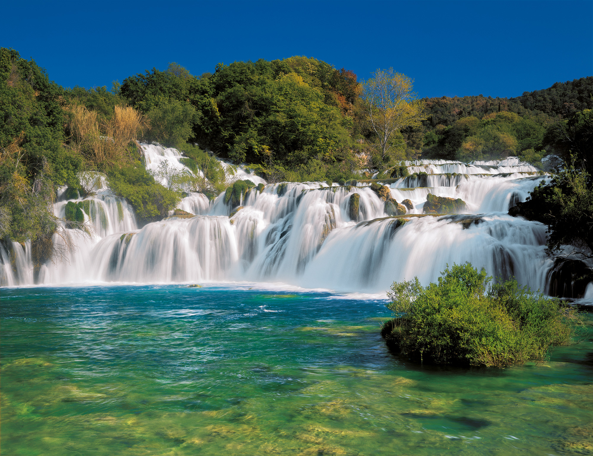 Комар водопад. Фотообои Komar водопад. Фотообои водопад в Хорватии. Шутерсток фотообои. Shutterstock фотообои.