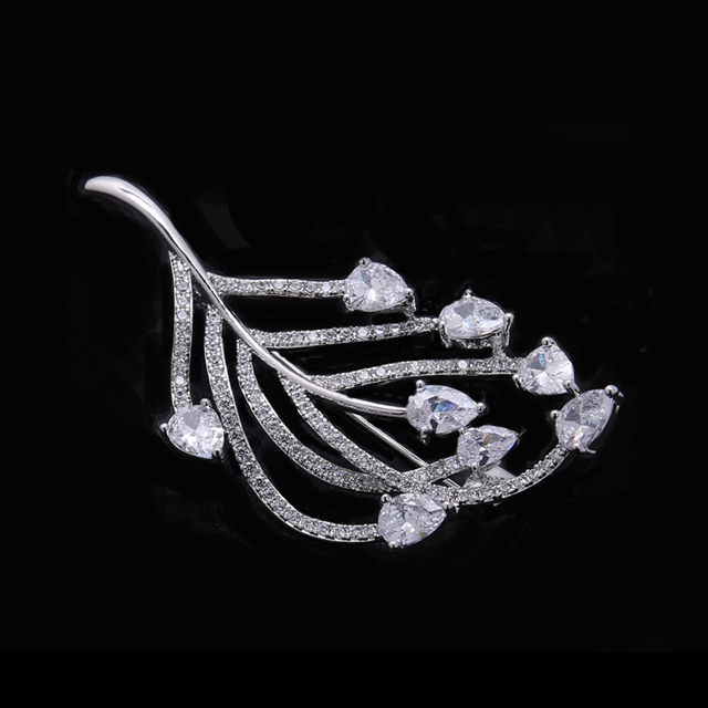 

Женская брошь Фианитовый листочек DiaDemaGrand Серебряный с белым камнем (071742-15-2)