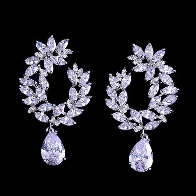 

Женские серьги Изумительное сияние DiaDemaGrand Серебряный с белым камнем (041879-15-2)