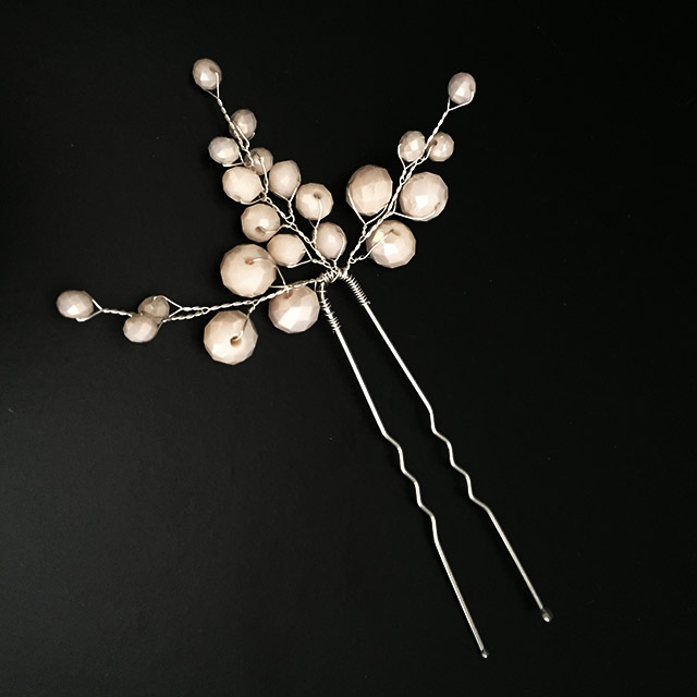 

Шпилька ручной работы Цветная DiaDemaGrand Серебристый с бежевым камнем (061843-15-1)