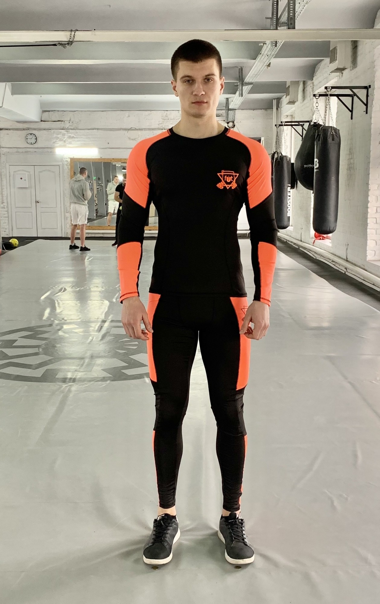 

Компрессионный мужской рашгард Force orange FitU S Черный