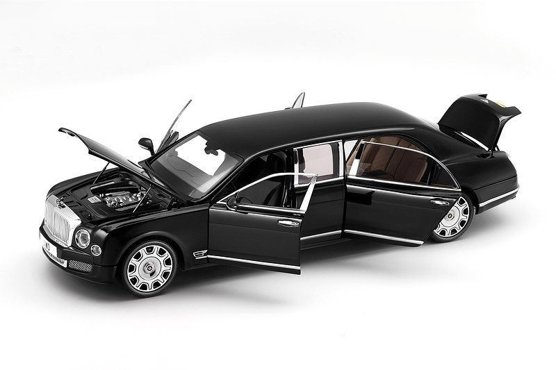 

Коллекционная машинка Auto Expert Bentley Mulsanne Grand Limousine черная металлическая модель в масштабе 1:24