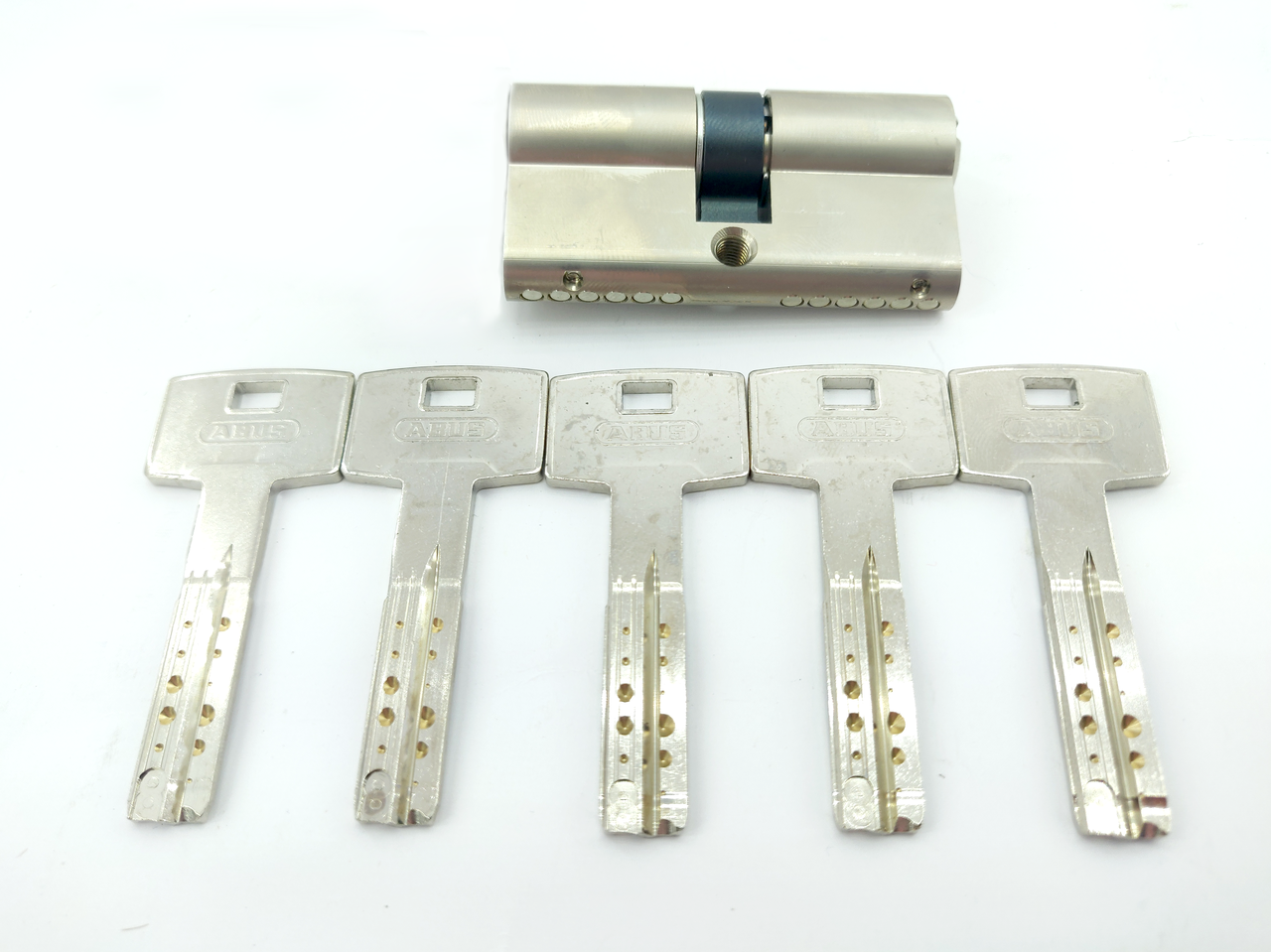 

Цилиндр Abus Compact M12R 110 мм (70х40) ключ/ключ