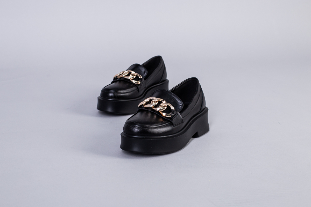 

Туфлі жіночі шкіряні з ланцюжком LuxuryShoes 5812-1/35 Чорний
