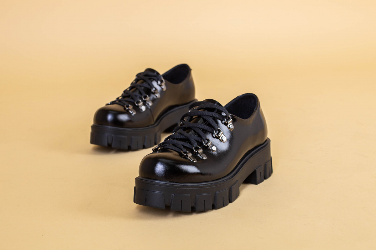 

Туфлі жіночі шкіряні з металевою фурнітурою LuxuryShoes 5558/38 Чорний