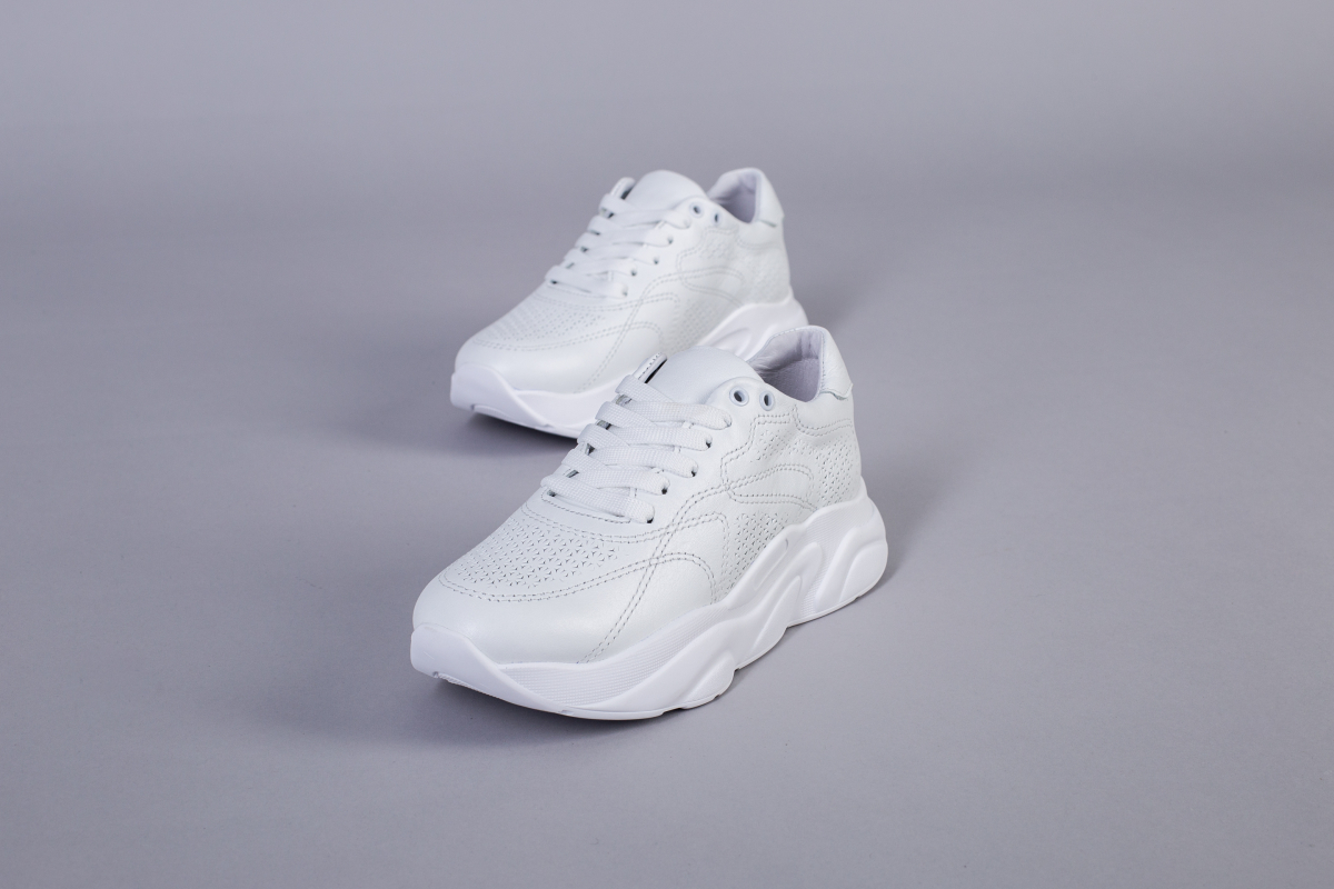 

Кросівки жіночі шкіряні з перфорацією LuxuryShoes 5722/40 Білий