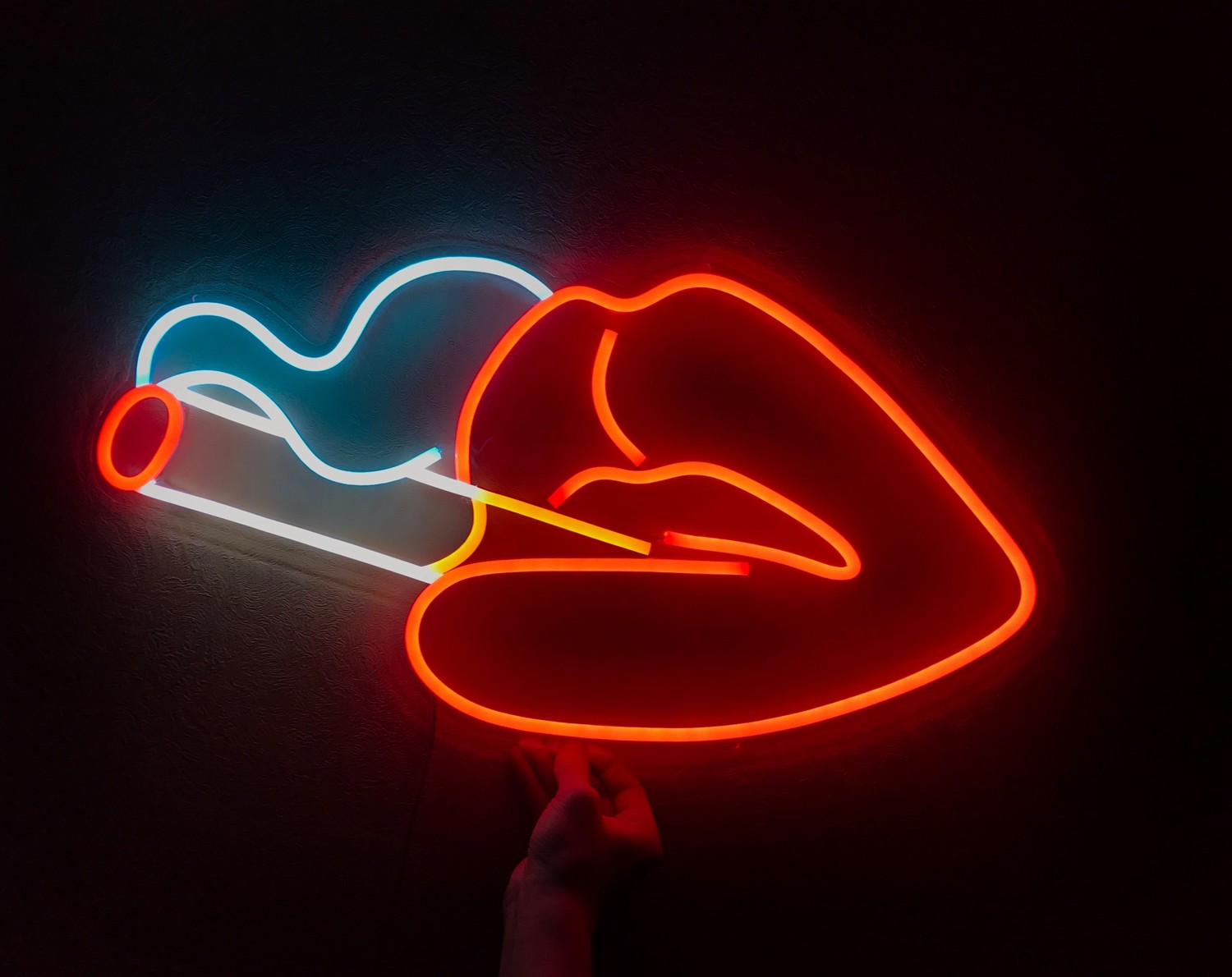 

Неоновый светильник Neon Lightning «Губы с сигаретой»