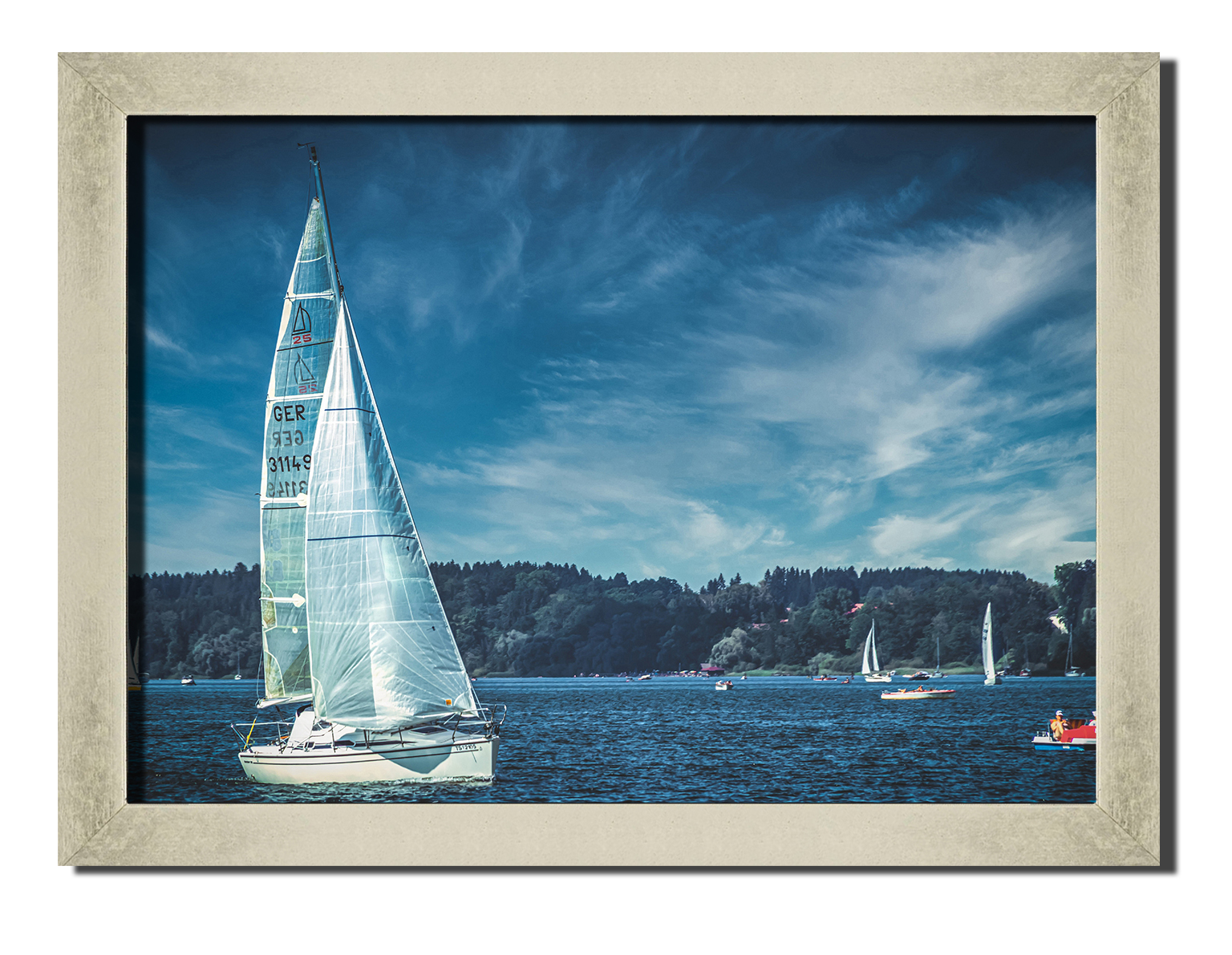 

Silver frame картина на файн-арт бумаге Парусный спорт в солнечный день морская тематика, корабли Hotel Arizona HD 31 см x 41 см