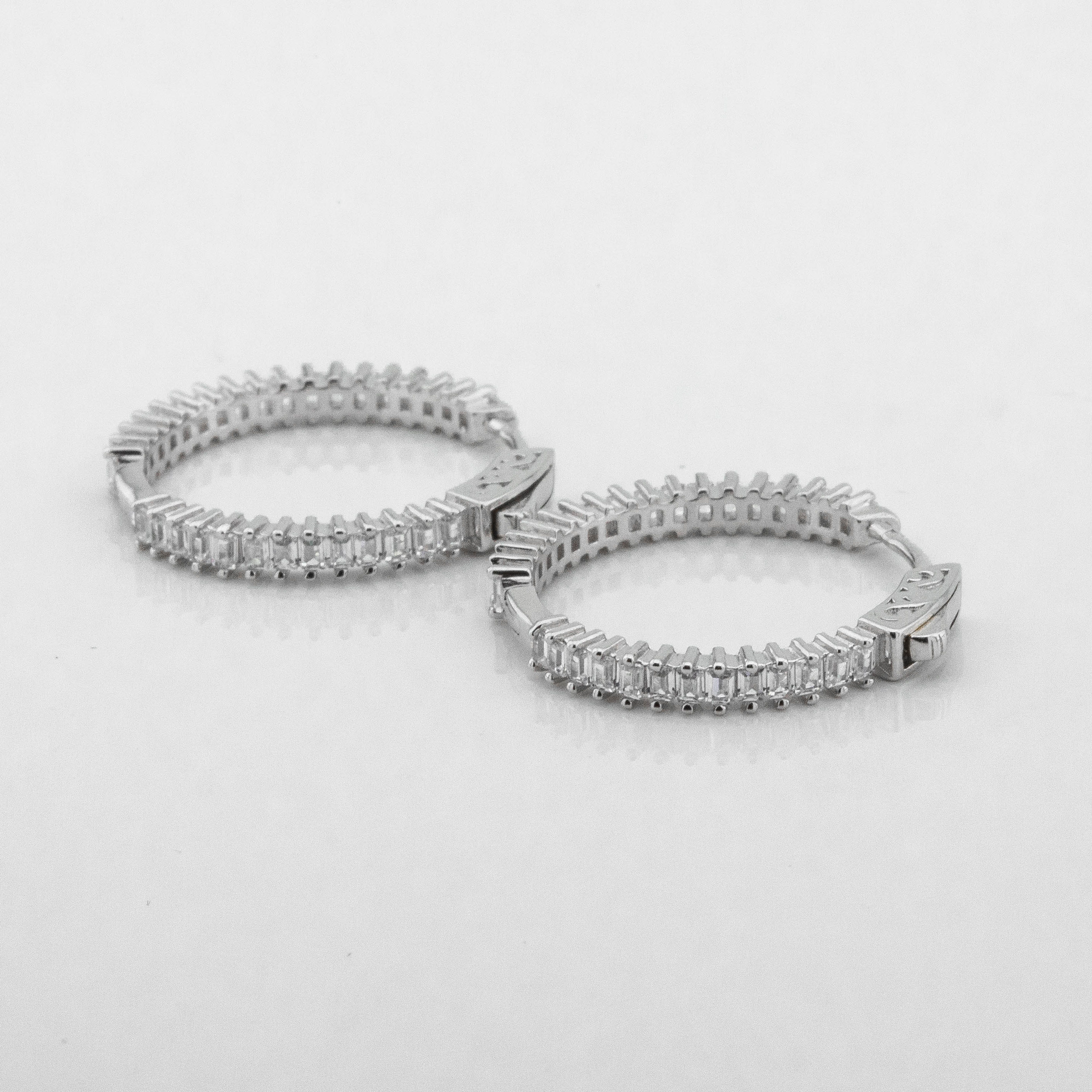 

Серебряные серьги-кольца с фианитами c121626 Диамант