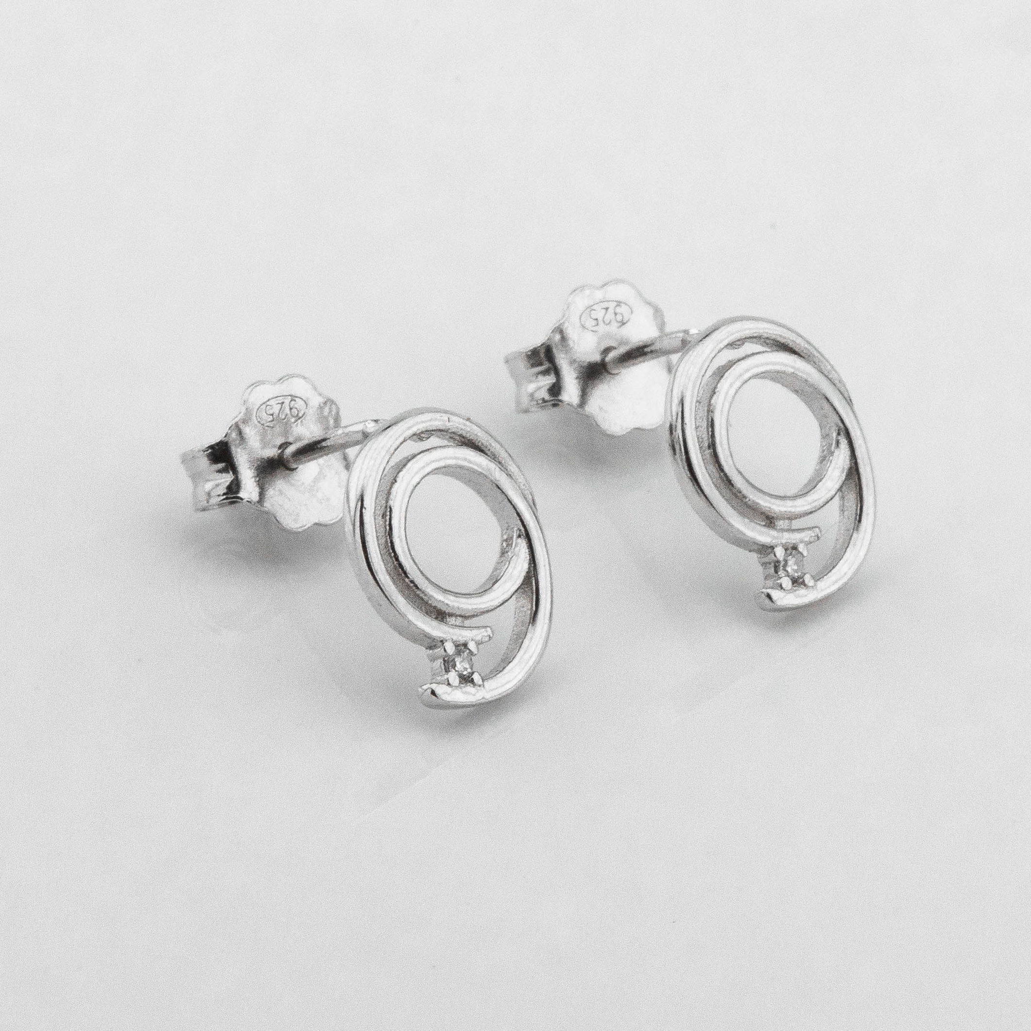 

Серебряные пусеты с фианитами c121677 Диамант