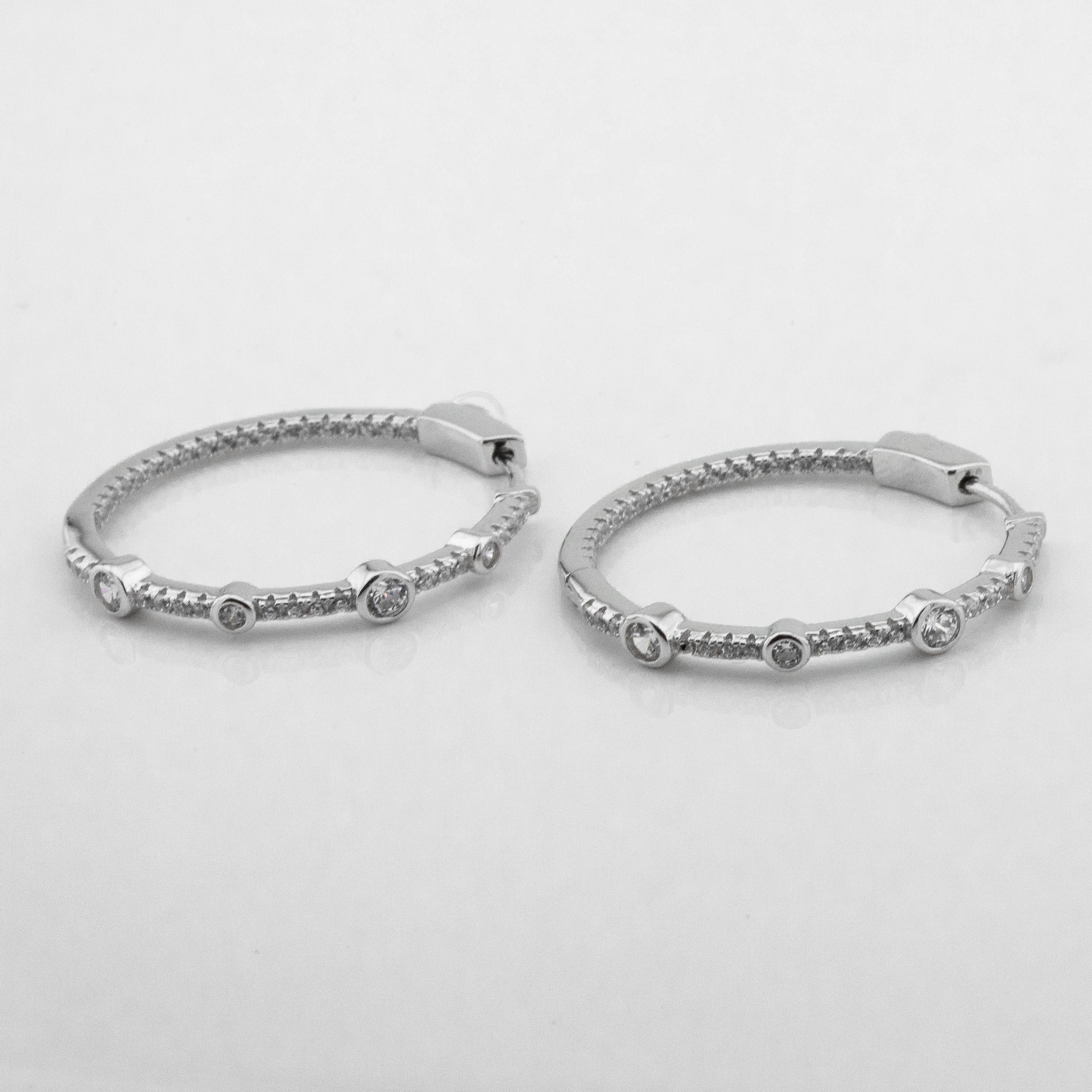 

Серебряные серьги-кольца с фианитами c121659 Диамант