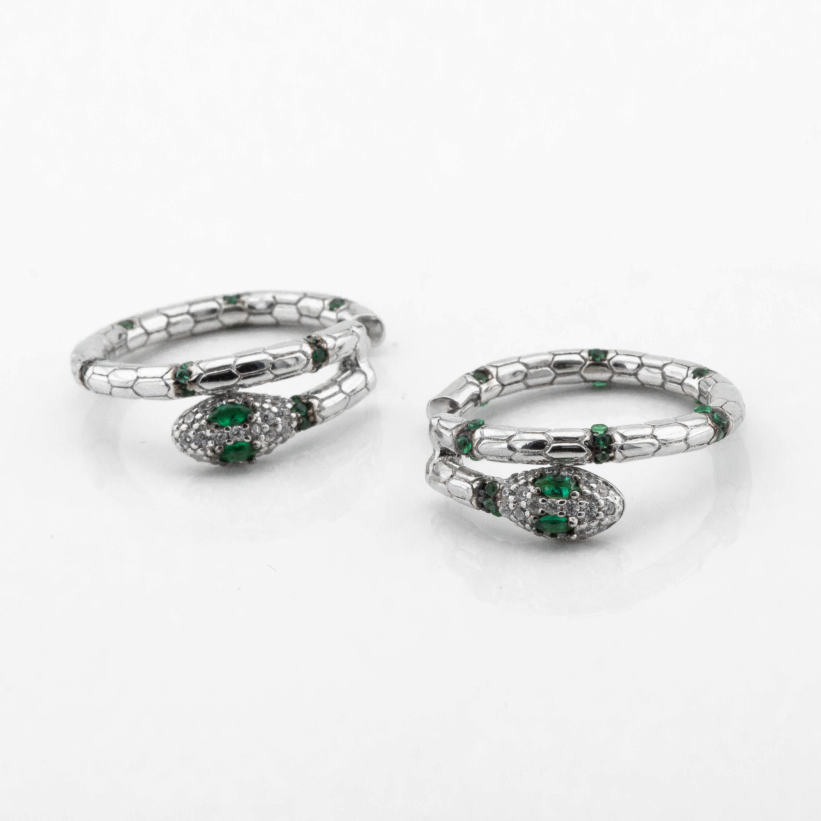 

Серебряные серьги Змейки c121617 Диамант