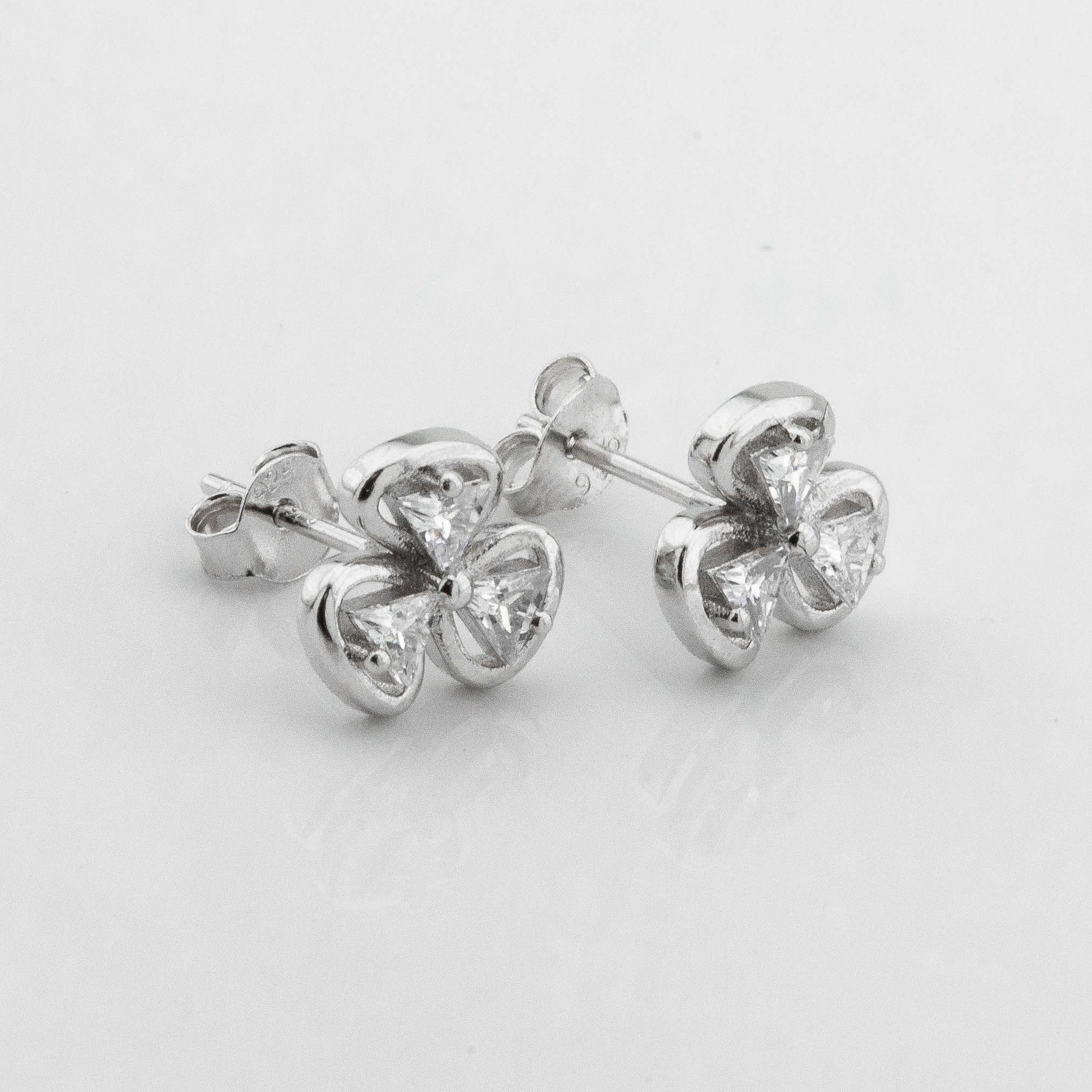 

Серебряные пусеты с фианитами c121695 Диамант
