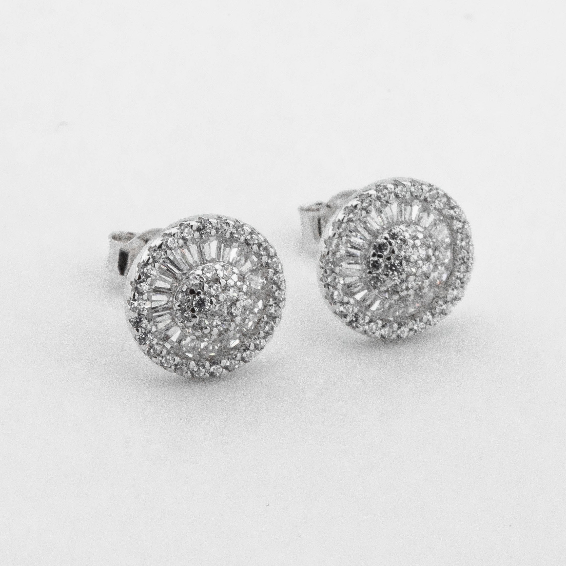 

Серебряные пусеты с фианитами c121697 Диамант
