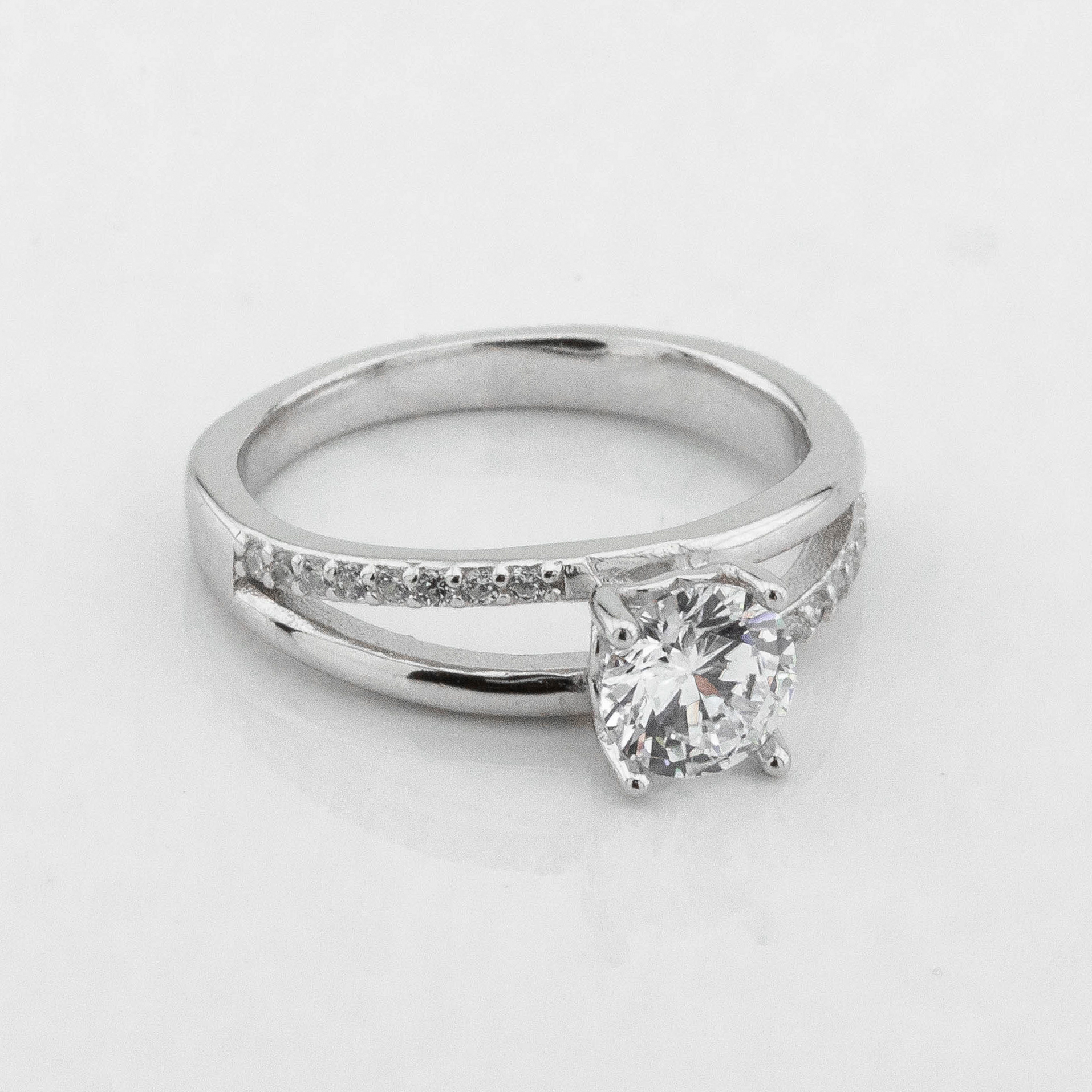 

Серебряное кольцо с фианитами K111702 Диамант, 17 размер