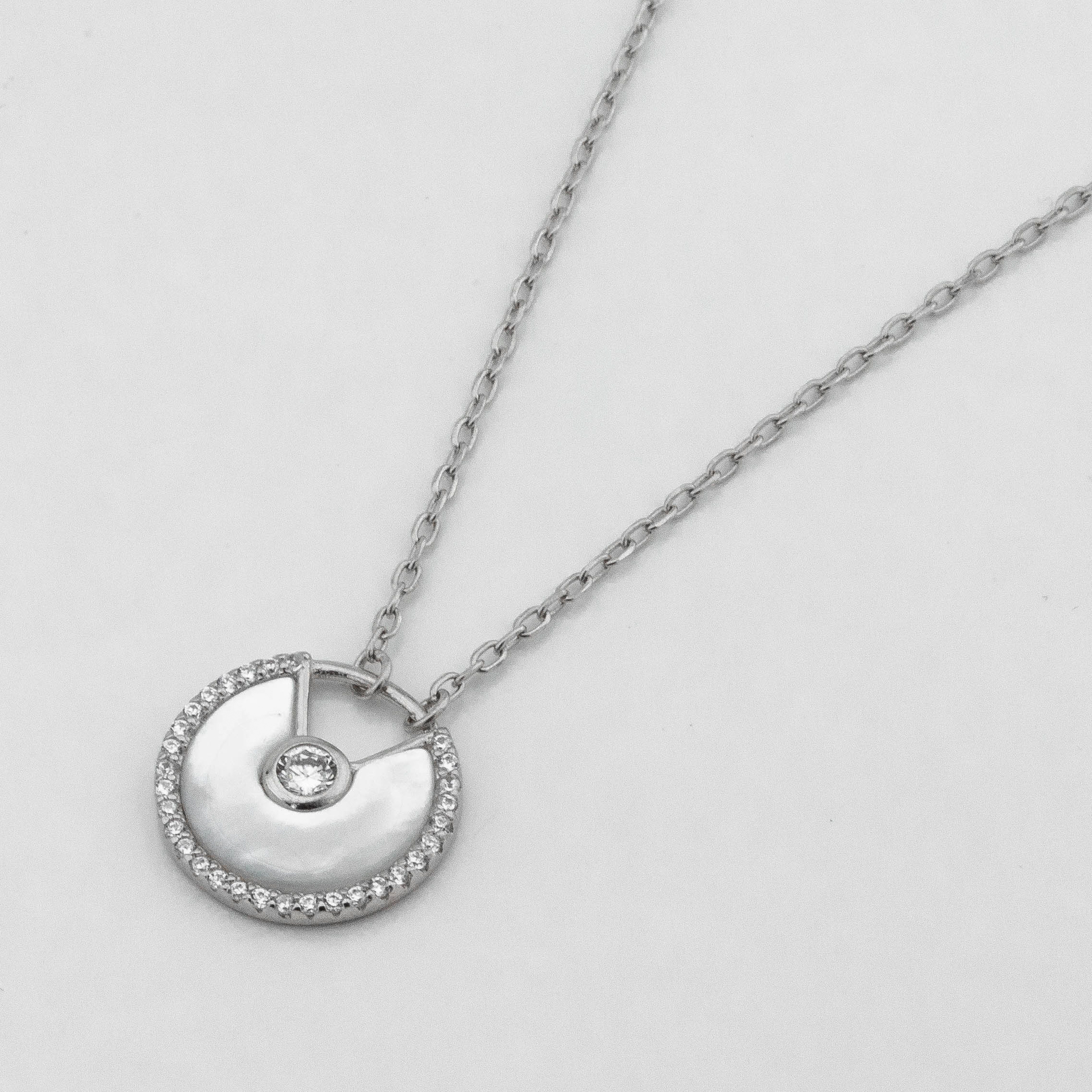 

Серебряное колье с им. перламутра и фианитами ko14558 Диамант, 40 размер
