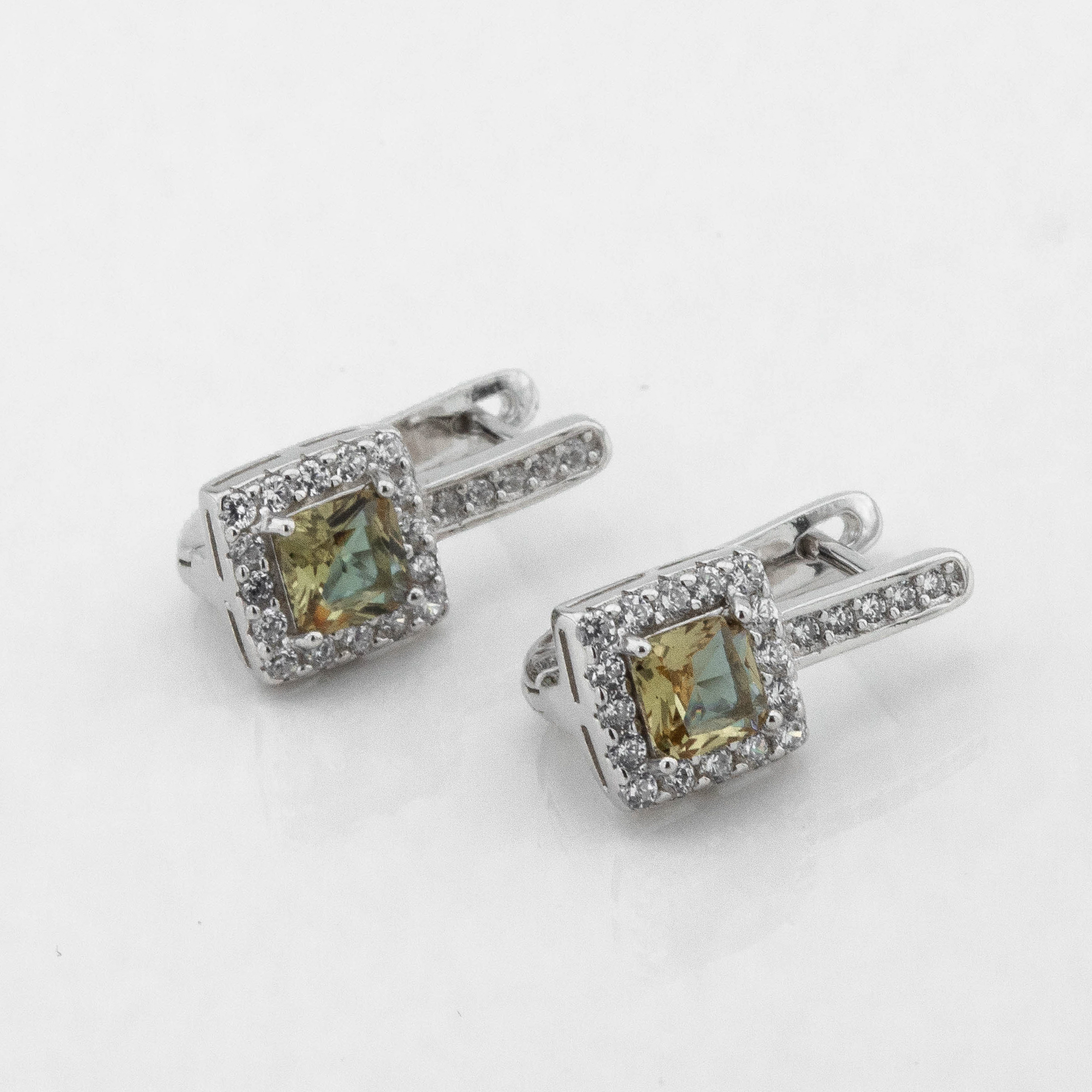 

Серебряные серьги с султанитами и фианитами c121693 Диамант