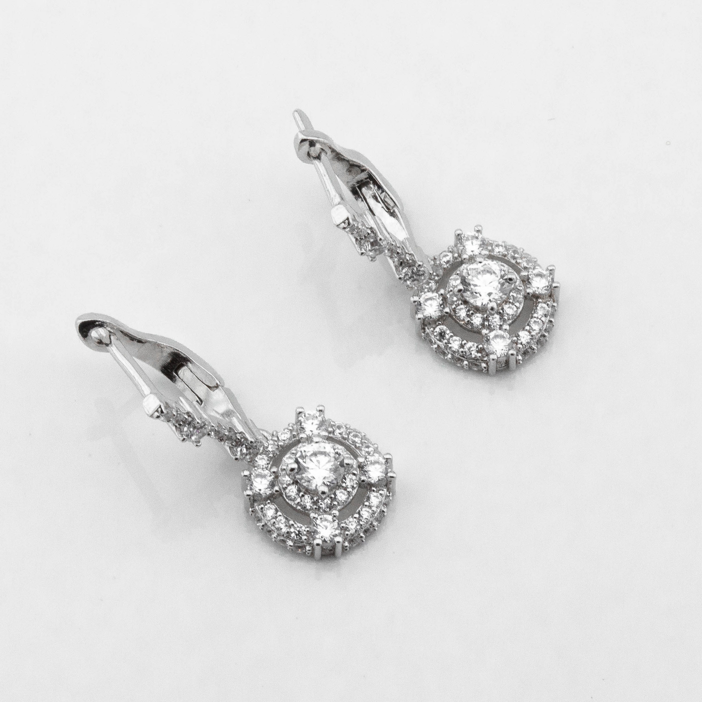 

Серебряные серьги с фианитами c121623 Диамант