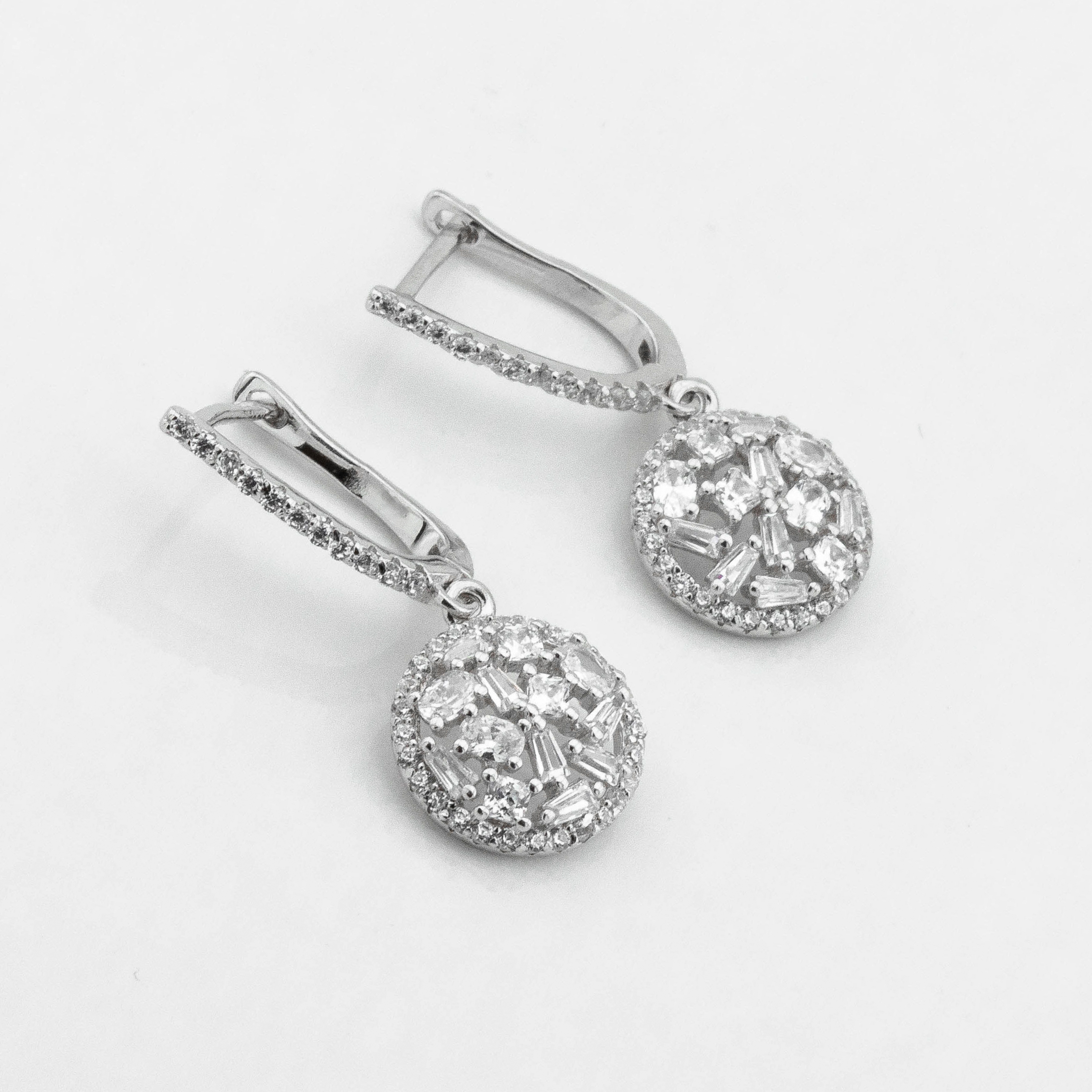 

Серебряные серьги с фианитами c121674 Диамант