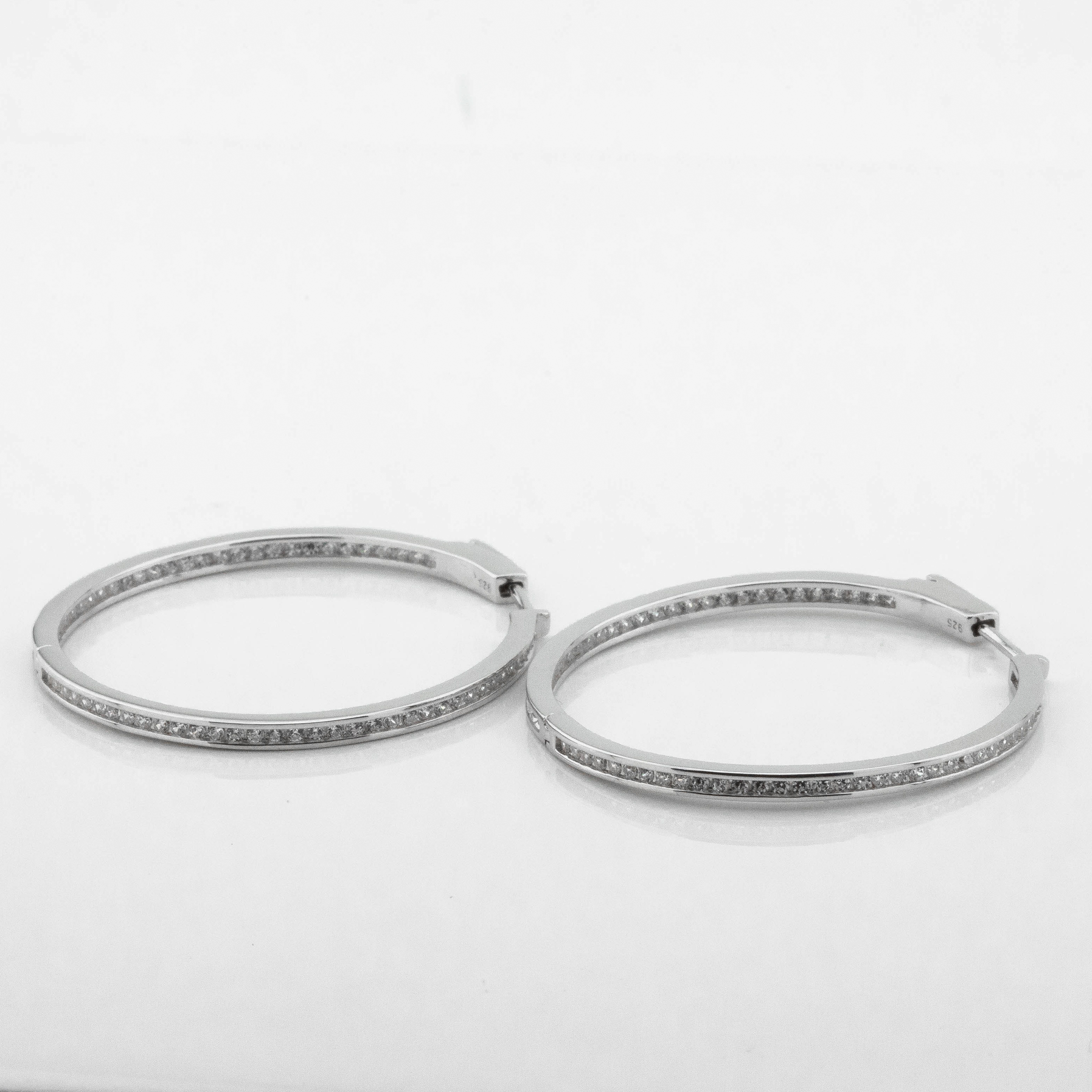 

Серебряные серьги-кольца с фианитами c121550 Диамант