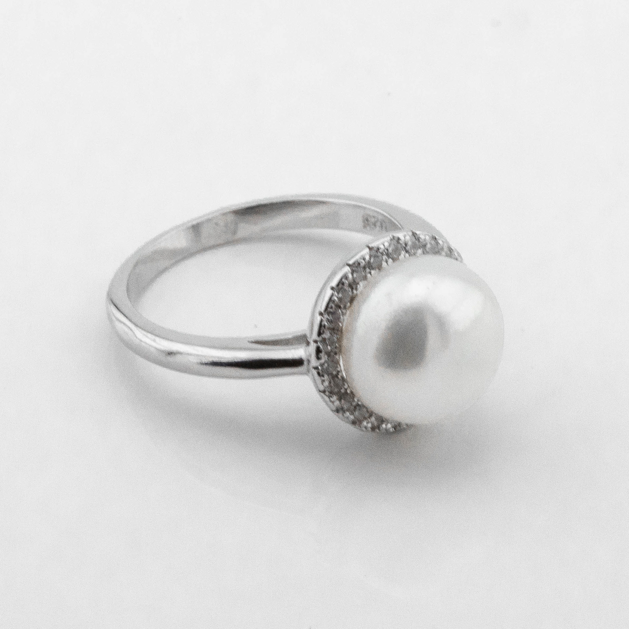 

Серебряное кольцо с жемчугом и фианитами K111715 Диамант, 18 размер