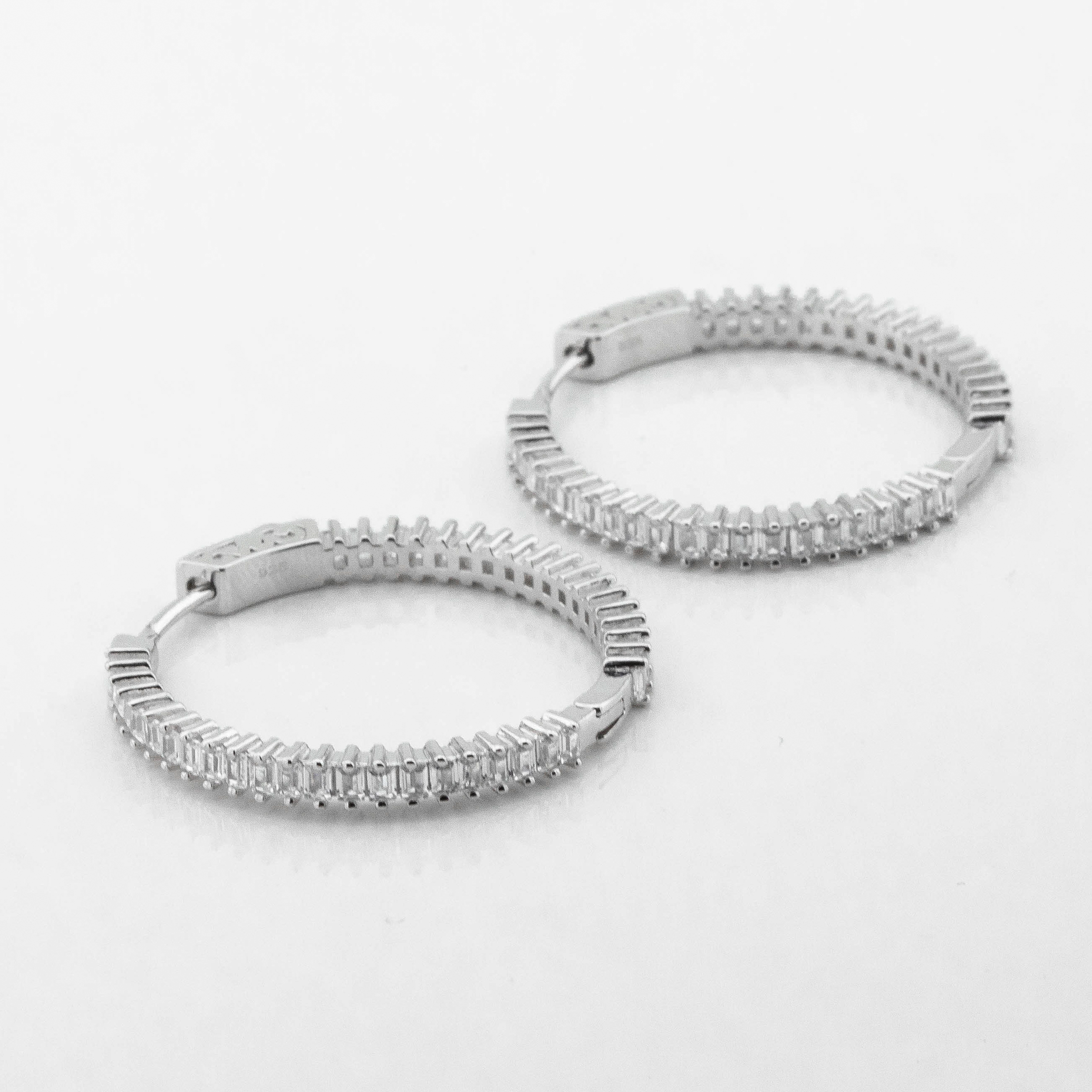 

Серебряные серьги-кольца с фианитами c121629 Диамант