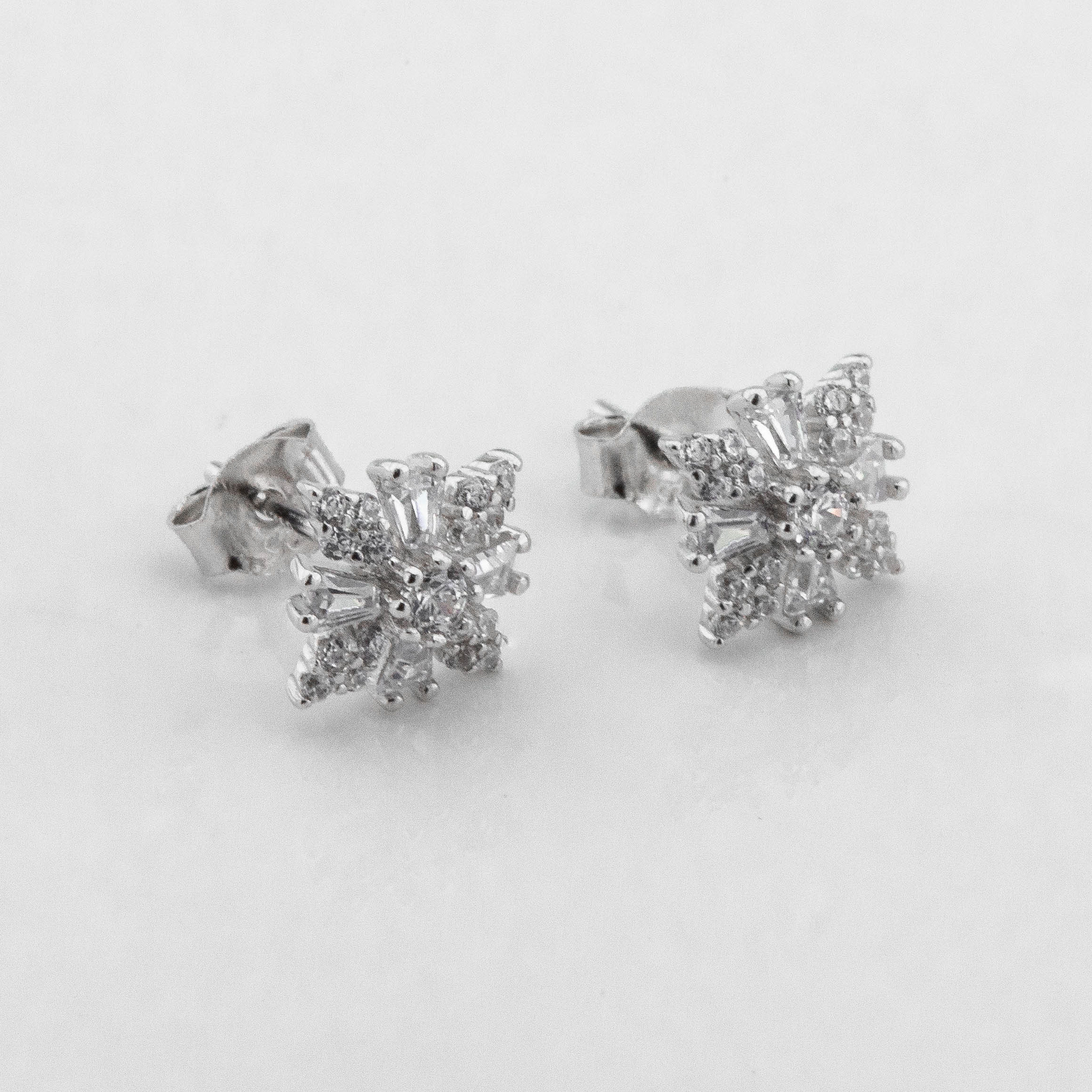

Серебряные пусеты с фианитами c121601 Диамант