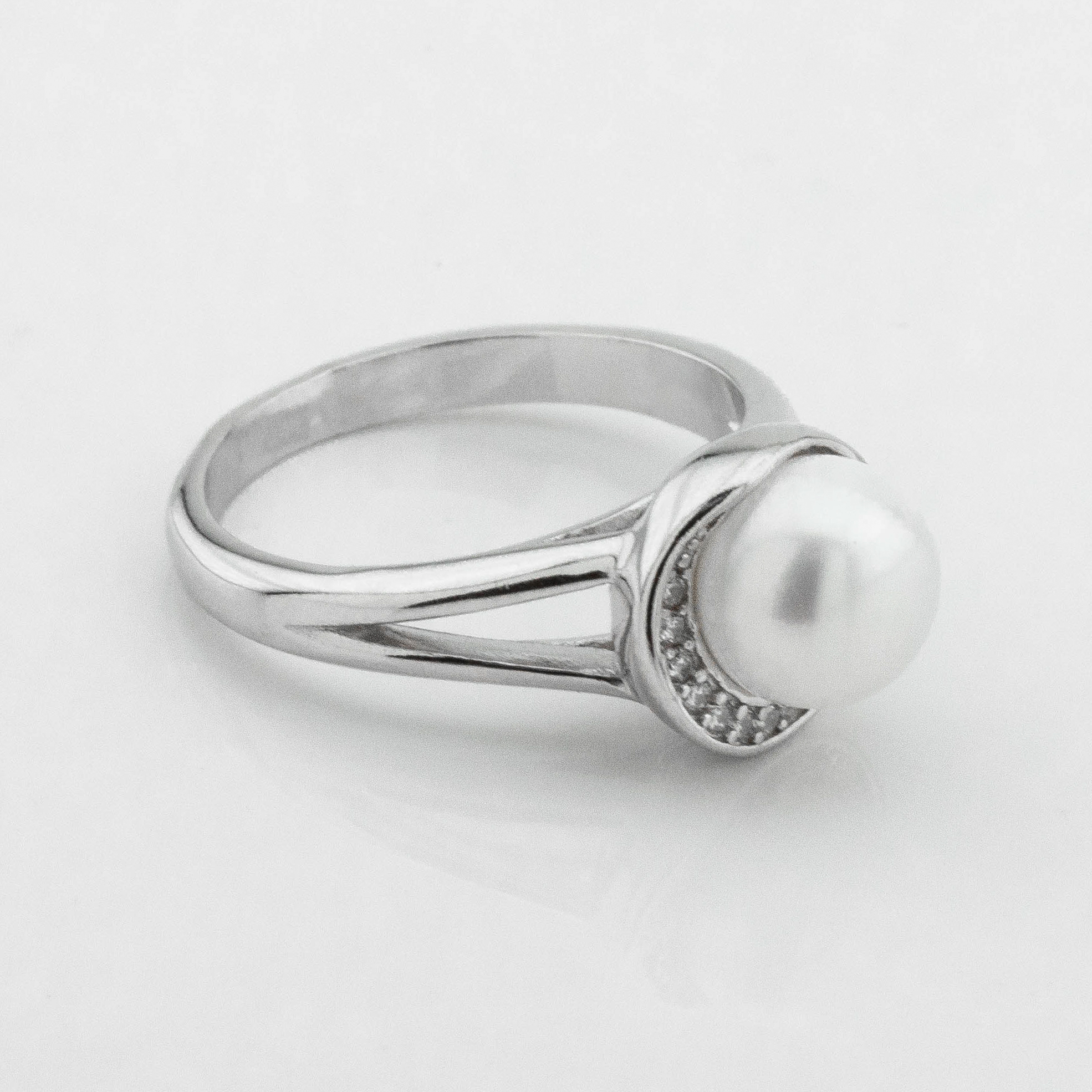 

Серебряное кольцо с жемчугом и фианитами K111706 Диамант, 19 размер