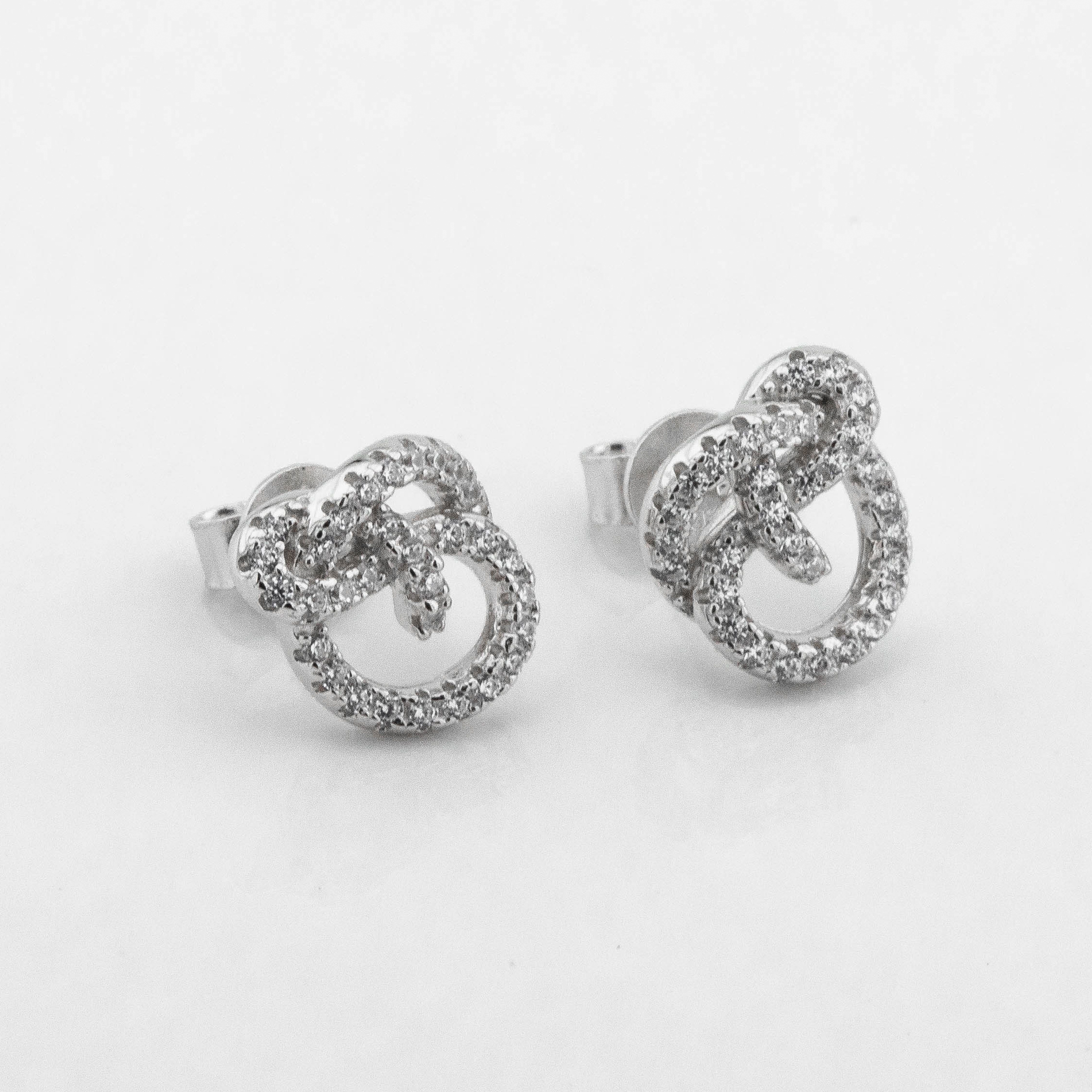 

Серебряные пусеты с фианитами c121690 Диамант