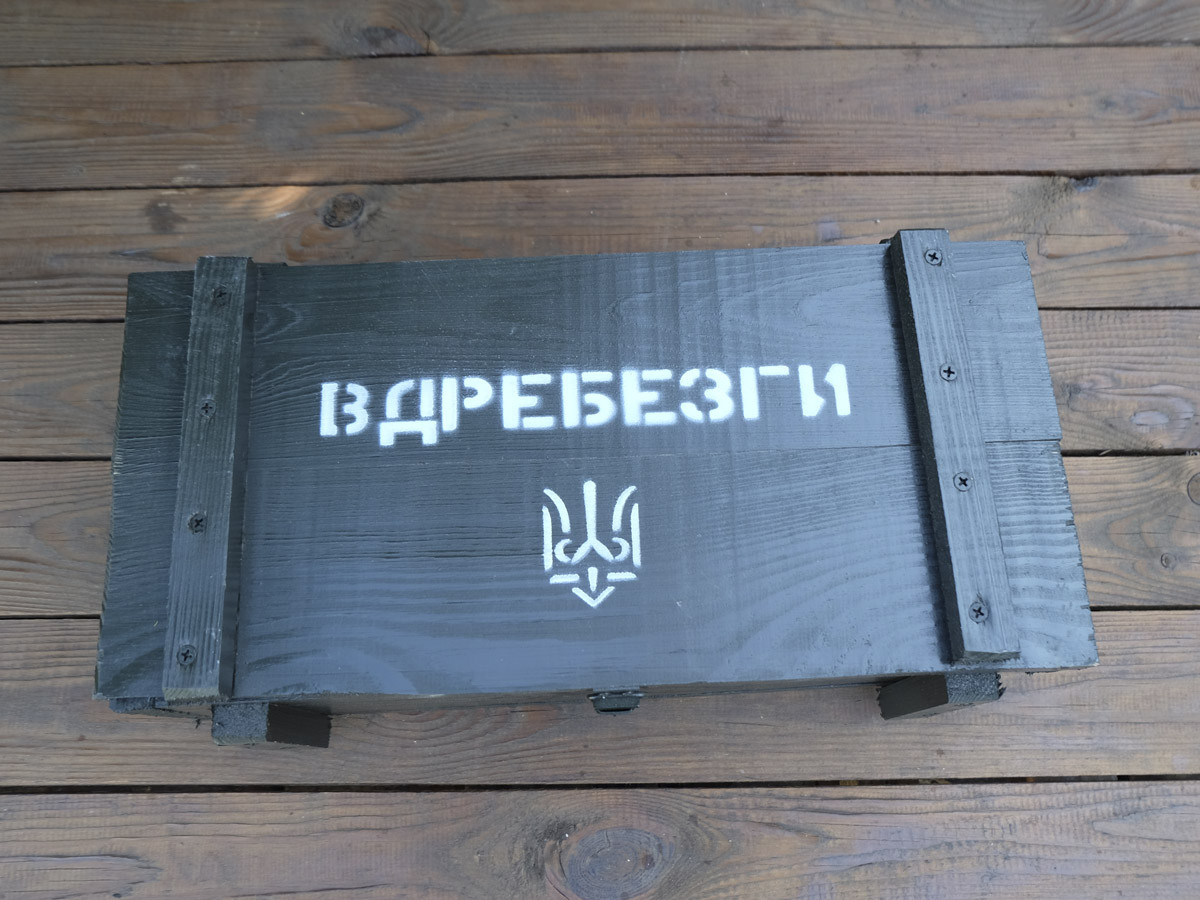 

Подарочный набор «Вдребезги» для мужчин фляга мина Инерт 1,2 л и 6 рюмок в деревянном ящике (942-894)