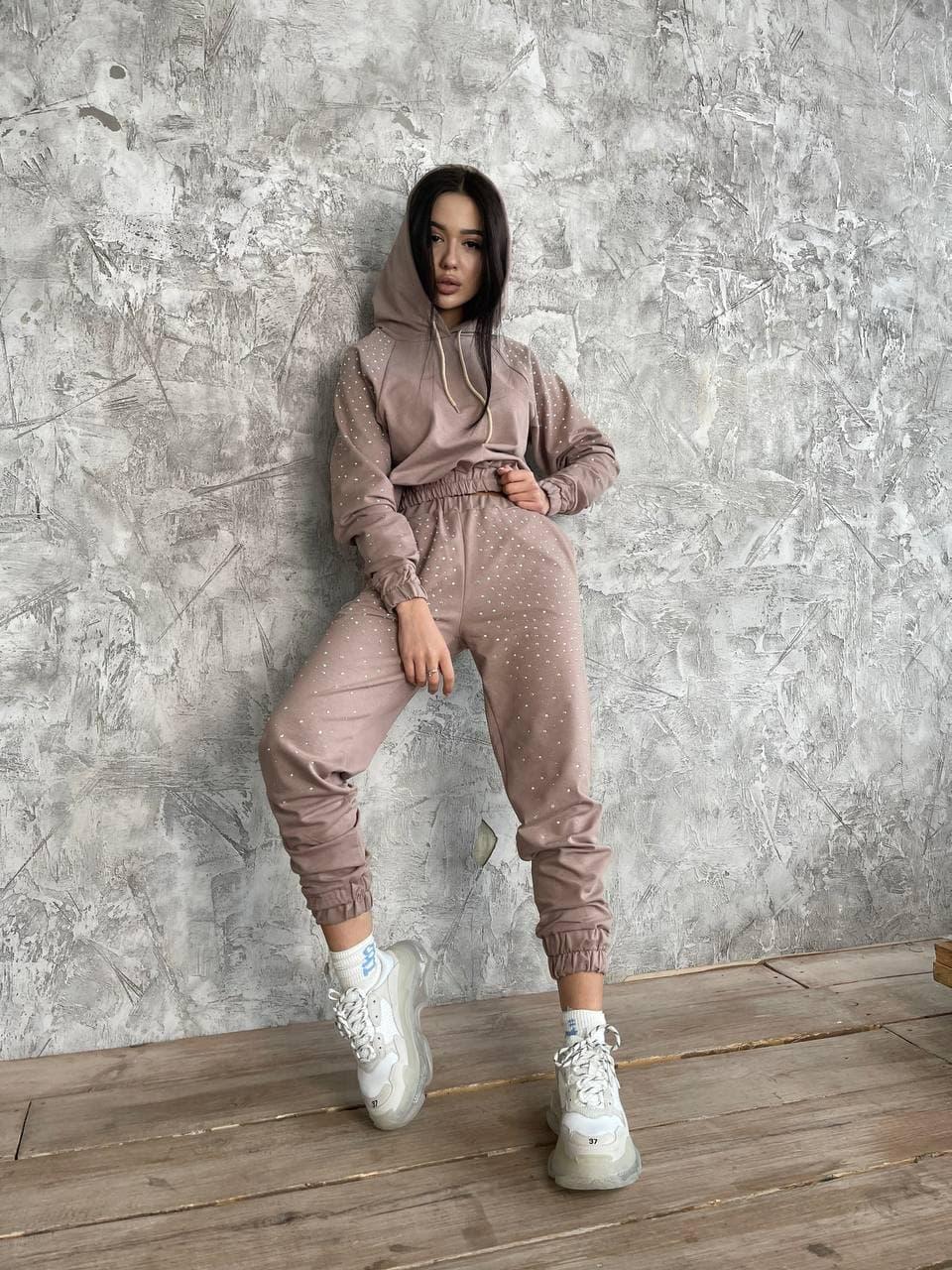 

Женский спортивный костюм бежевый с набивными камнями S