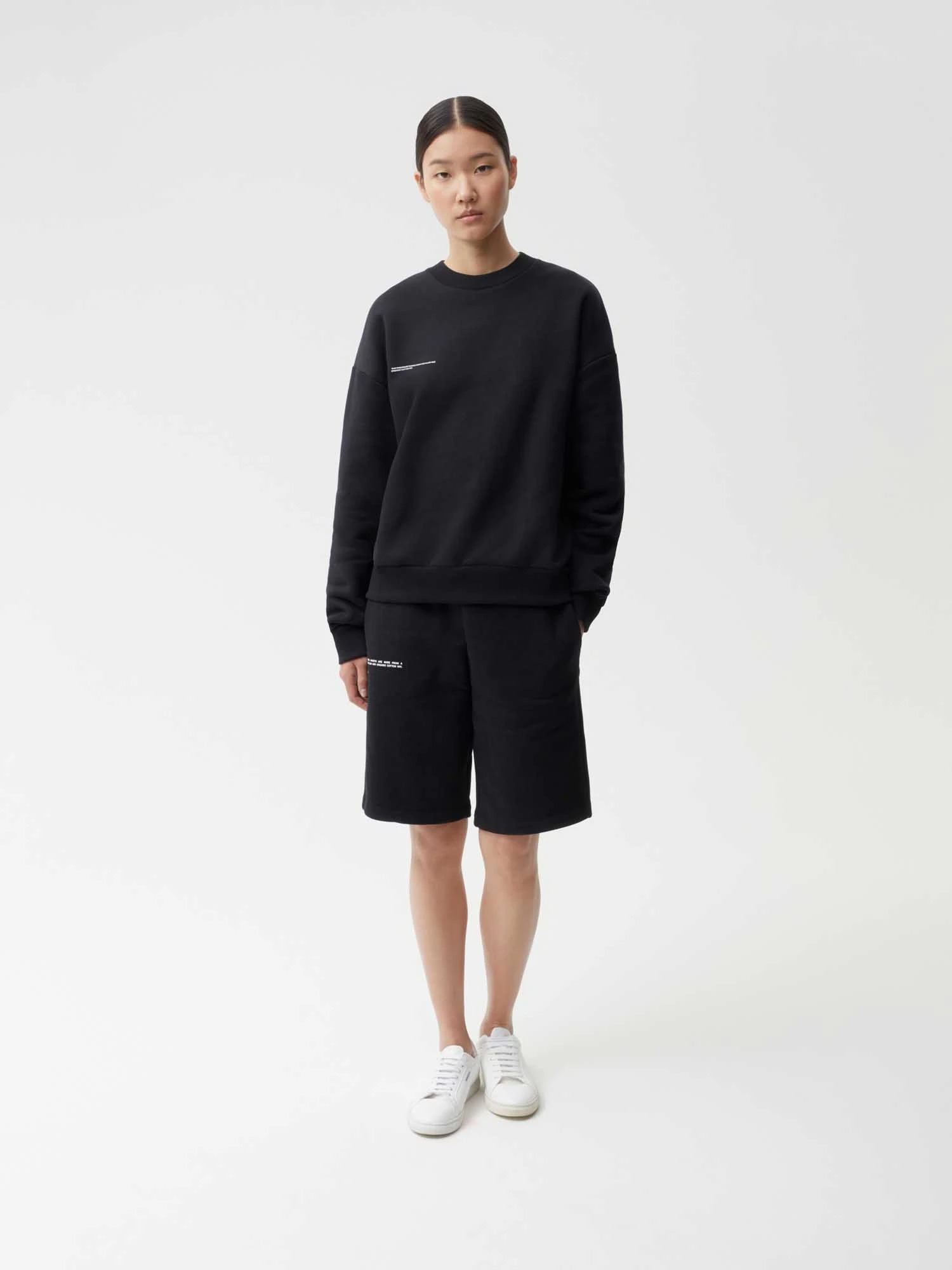 

Облегченный женский oversized костюм (свитшот и шорты) из органического хлопка The Pangaia Lightweight Organic Cotton Suit Black черный M