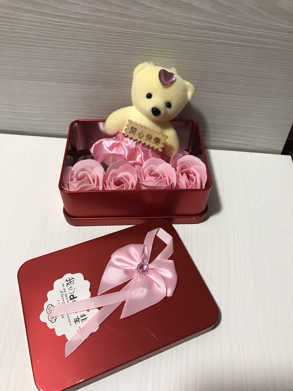 

Подарочный набор Bear & Rose Flower розы из мыла в коробке с медвежонком для женщин и мужчин из 4 штук Розовый