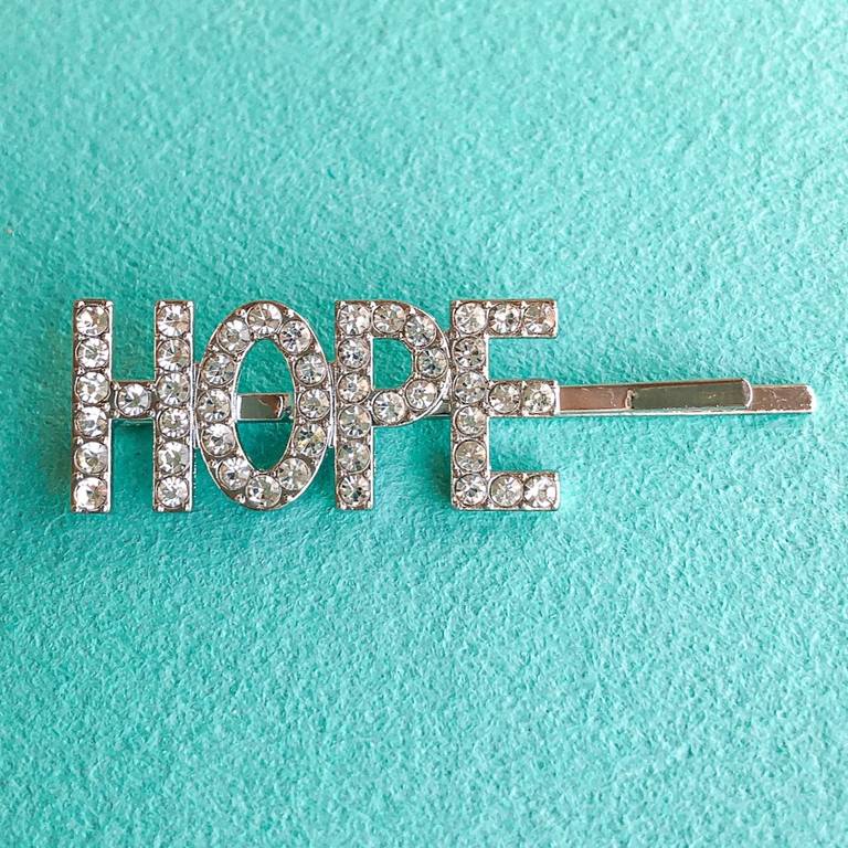 

Заколка невидимка из серебристого металла со словом HOPE Zhimly Серебристый