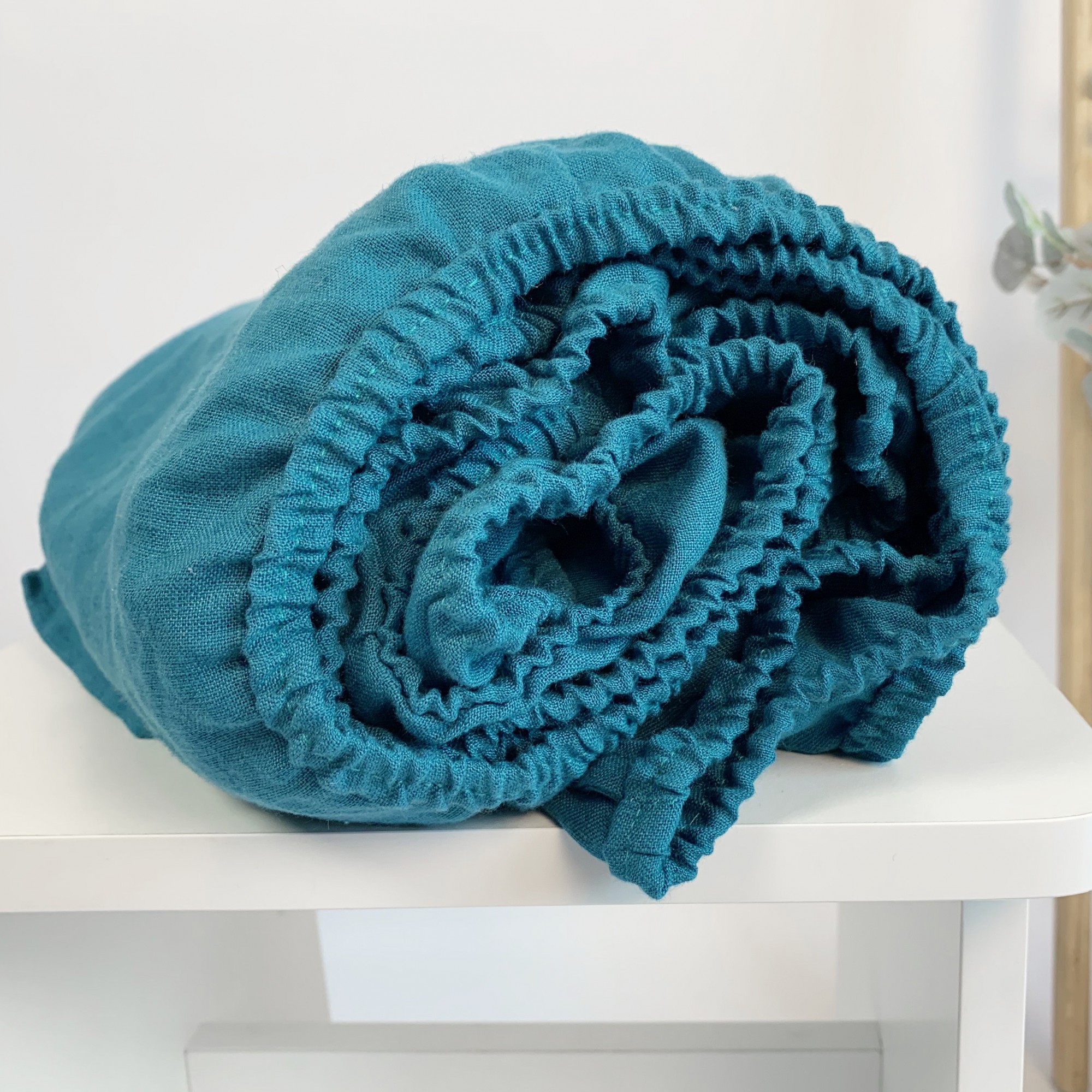 

Льняная простынь на резинке TouchableLinen 80x200x25 см Темно бирюзовый